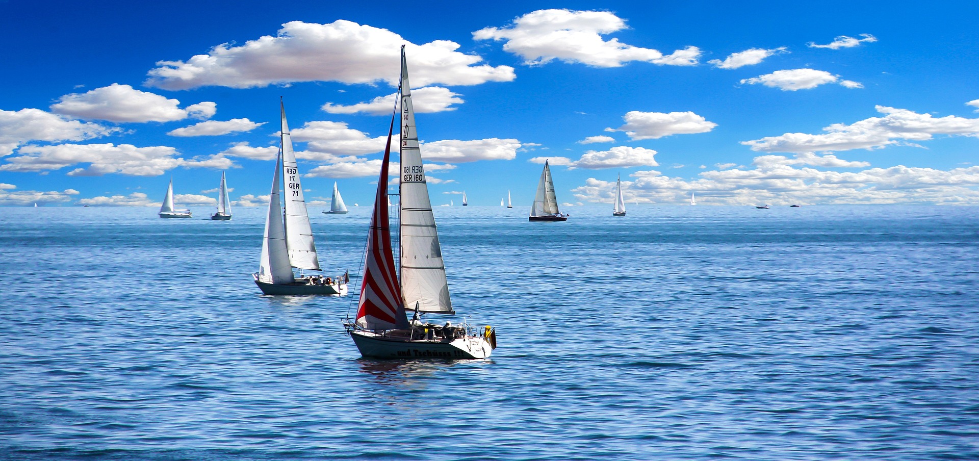 Seegelboot auf dem Meer