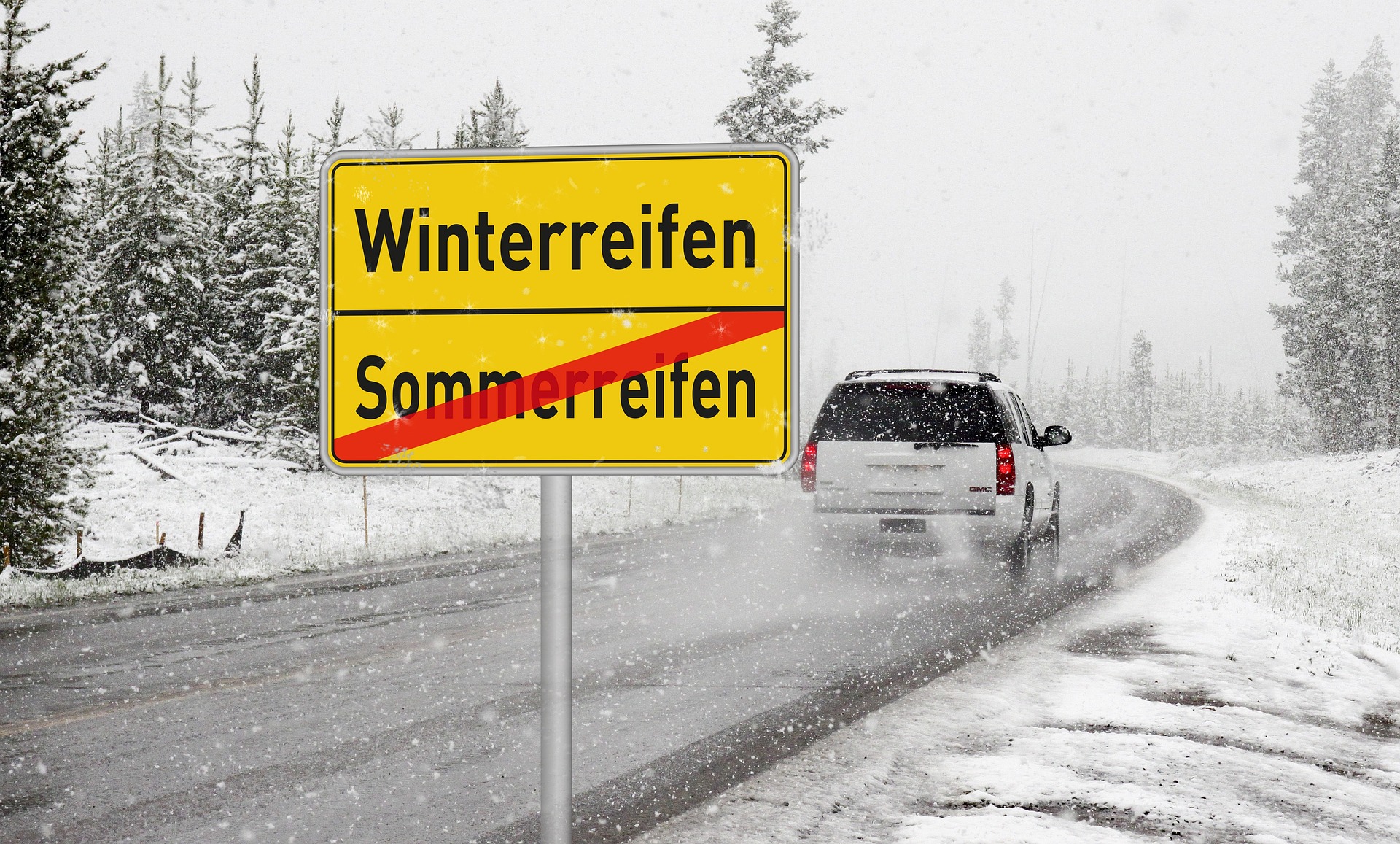 Ein Straßenschild mit der Aufschrift Winterreifen und Sommerreifen