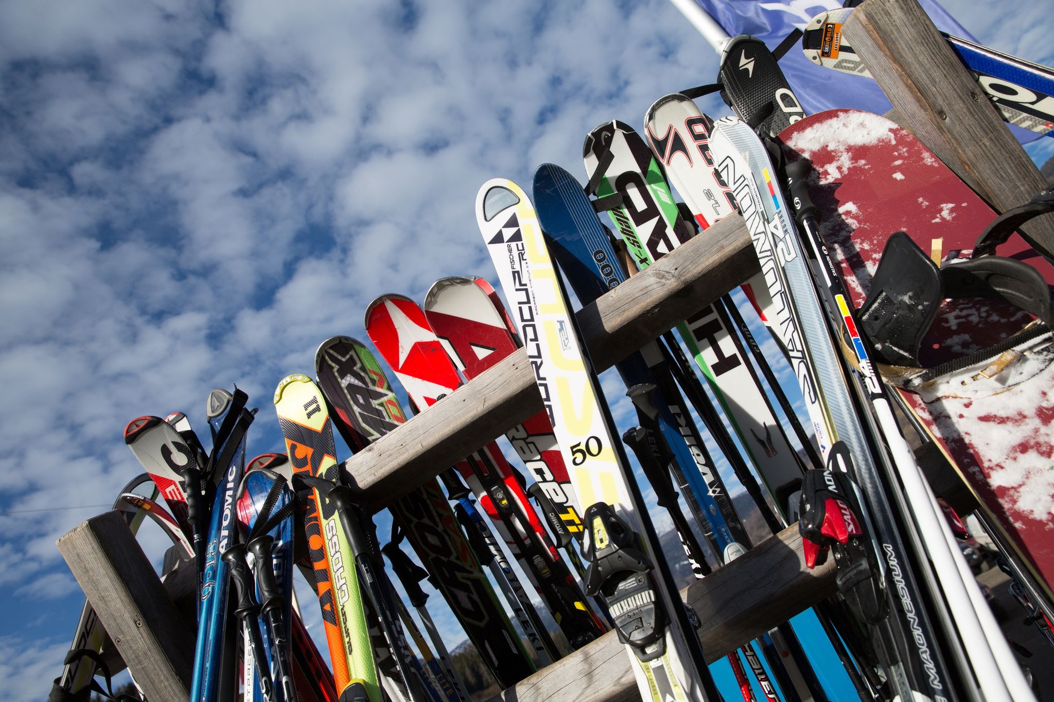 Auch gebrauchte Planken können noch gute Dienste leisten. Zu alt sollten Second-Hand-Ski aber nicht sein.