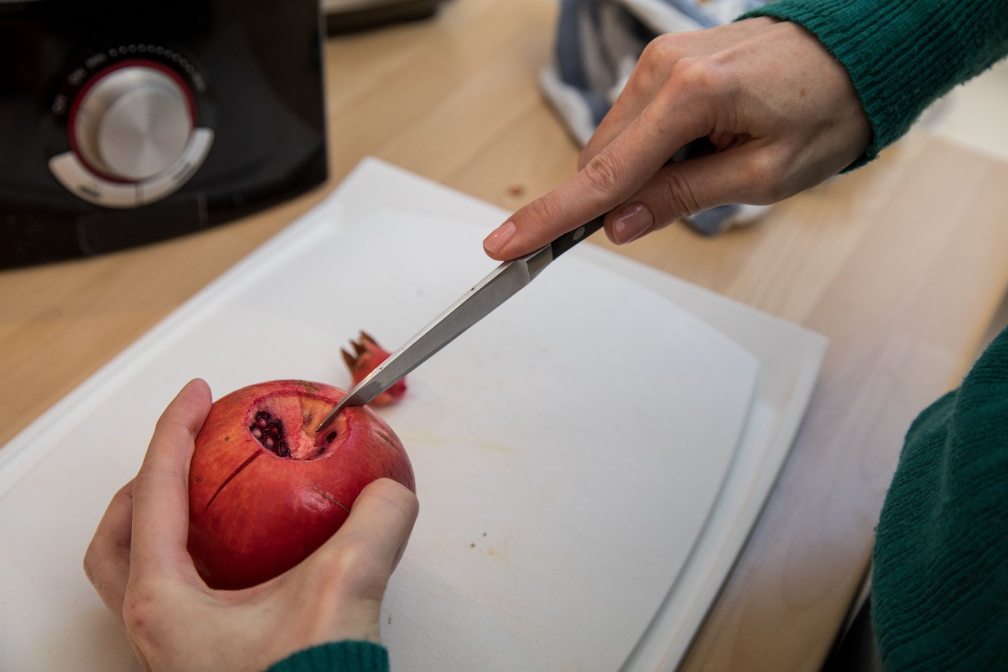 Ran an den Granatapfel: Erst kommt das Messer, dann das Wasserbad.