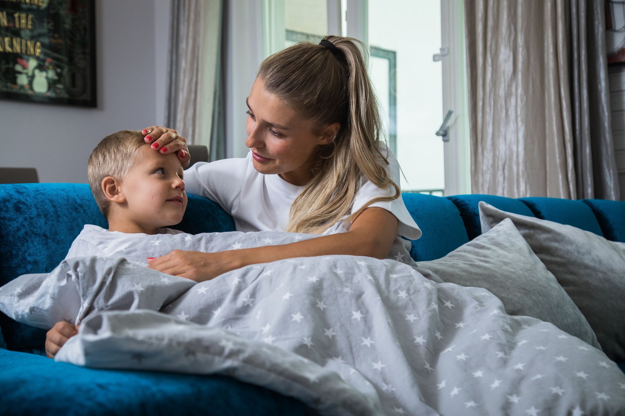 Muss das Fieber des Kindes runter, dann helfen Wirkstoffe Paracetamol und Ibuprofen. ASS hingegen ist für Kinder unter 12 Jahren tabu.