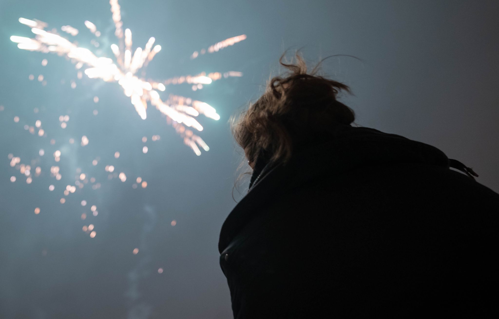 Man kann auch mit sich alleine ein schönes Silvester verbringen - vielleicht sogar ein besseres als mit anderen auf einer Feier. Alleine zu sein, bedeutet nicht Einsamkeit.