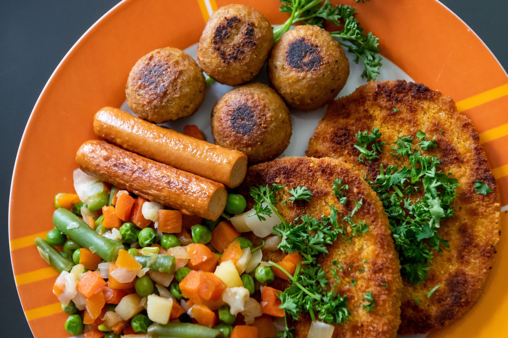 Schnitzel, Würstchen, Hackbällchen: All das gibt's mittlerweile auch als vegane Variante.