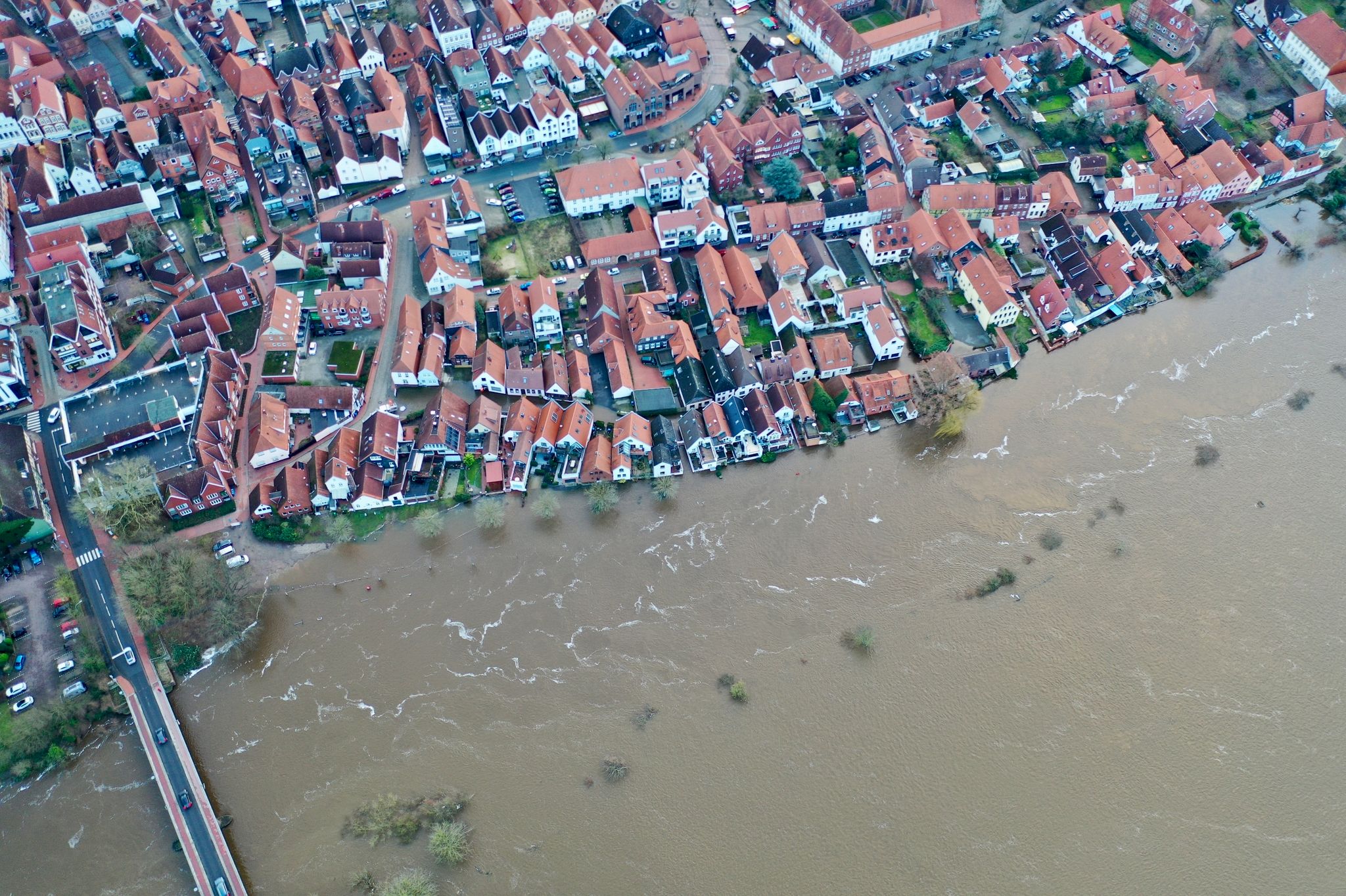 Die Hochwasserlage bleibt in weiten Teilen Deutschlands angespannt. Nun droht auch noch Frost.