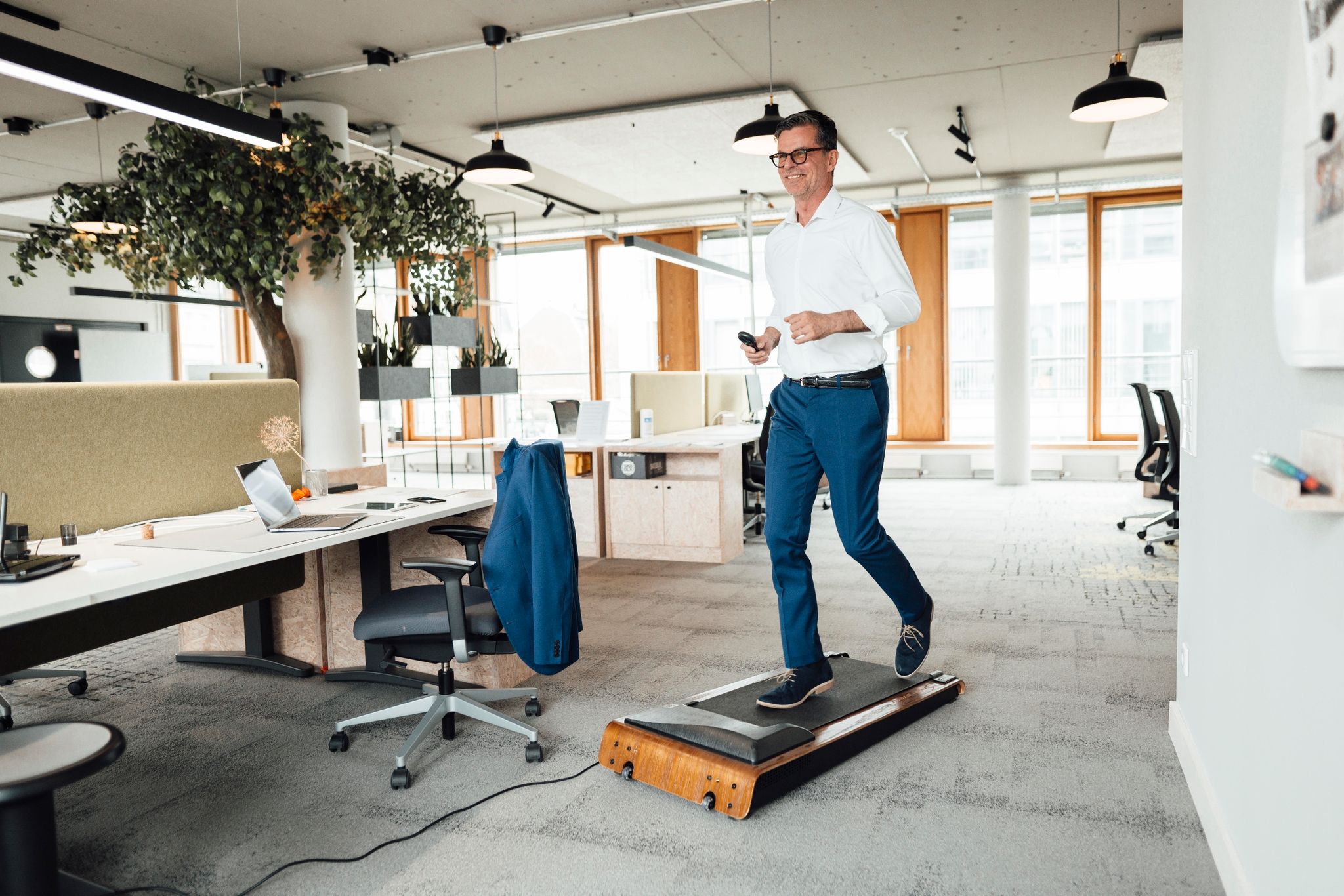 Mal eben 1000 Schritte sammeln: Wer ein Walking Pad nutzt, kann Büroarbeit und Bewegung miteinander verbinden.