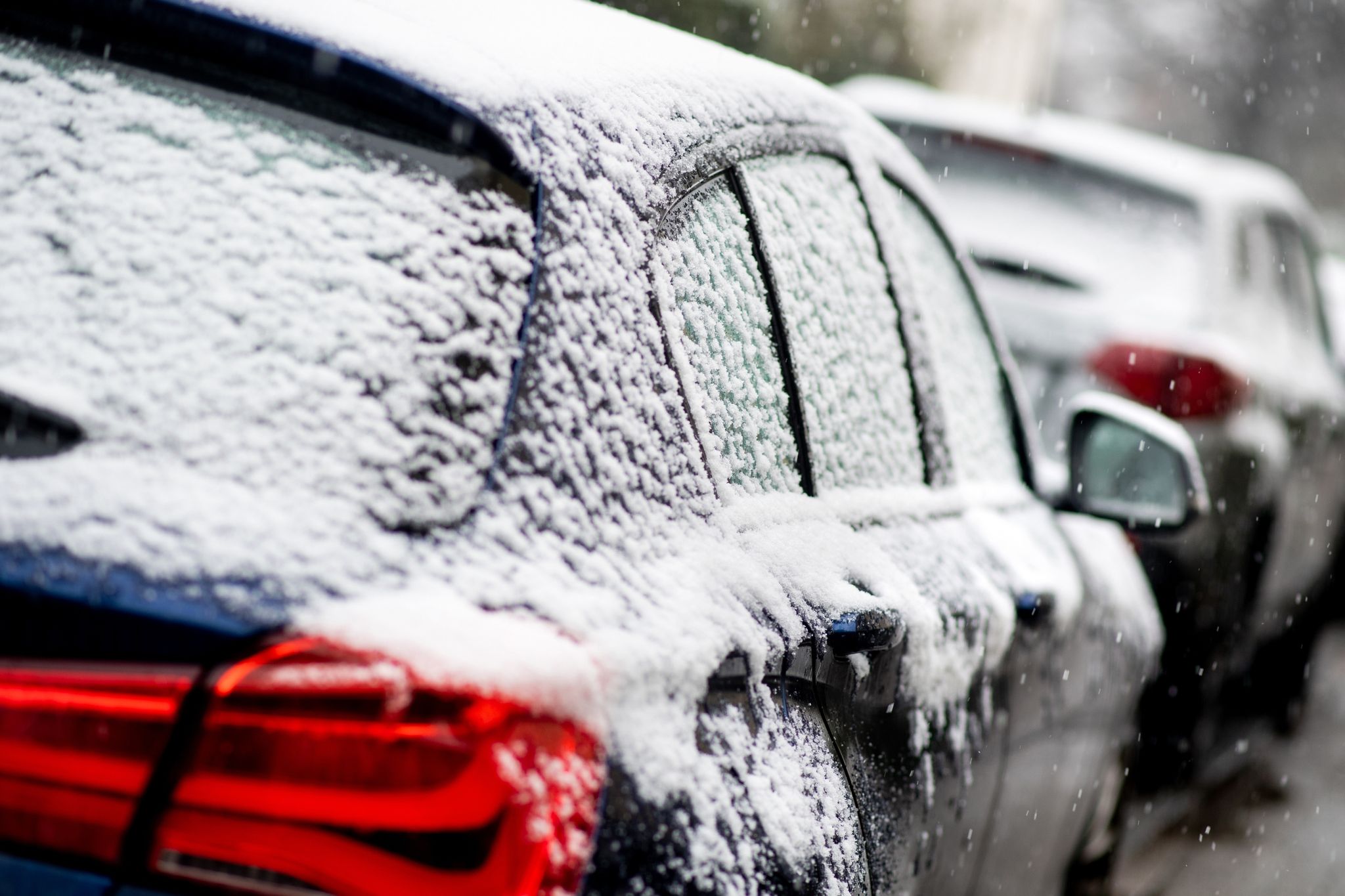 Sind die Autotüren vereist, sollte man die Türen beim Öffnen erst vorsichtig andrücken, um die Eisschicht zu brechen.