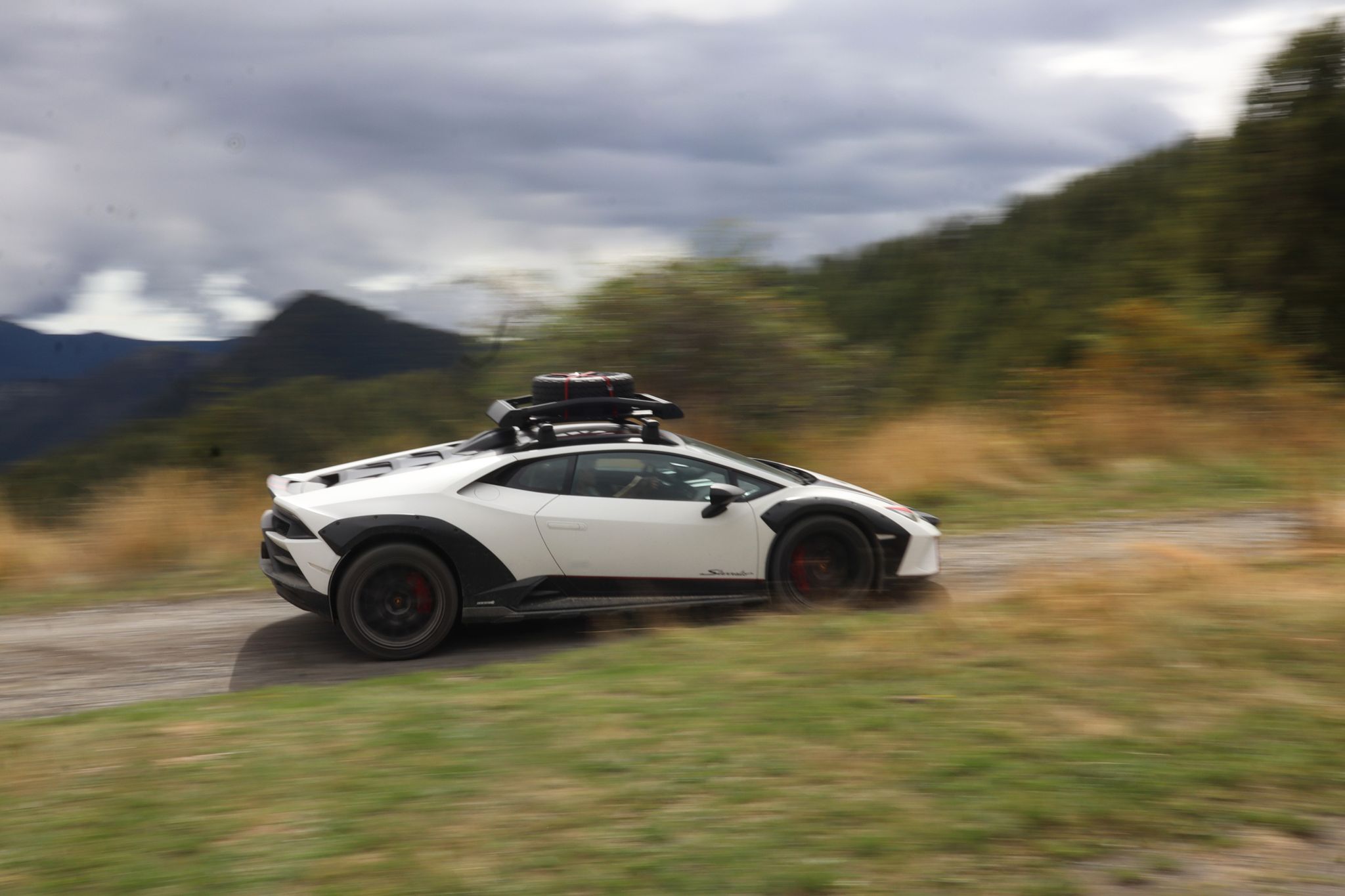 Aus dem Straßenrenner wird ein Rallye-Auto: So dürfte die Losung für den Huracán Sterrato gelautet haben.