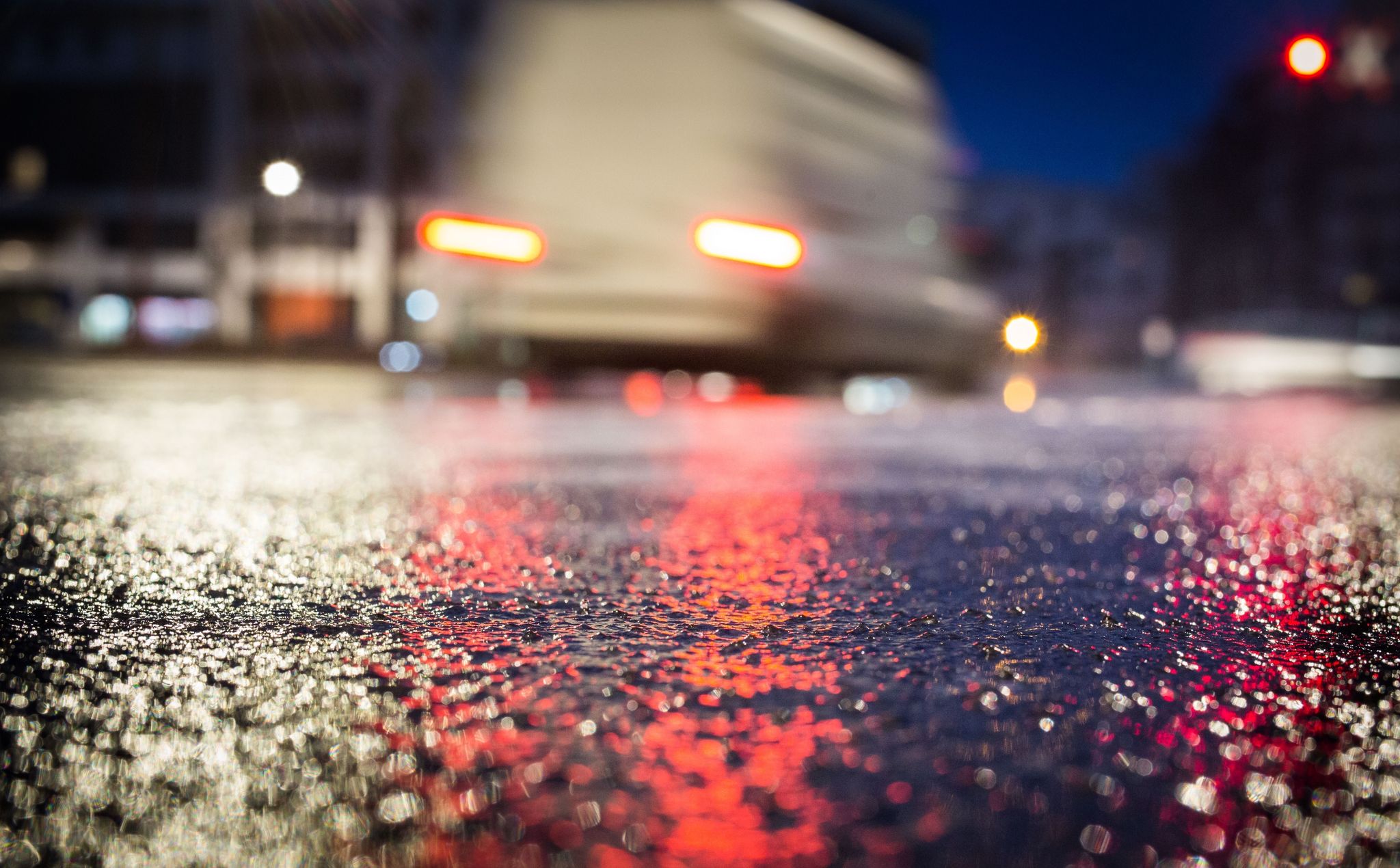 Wenn die Fahrbahn zur Rutschbahn wird: Durch überfrierende Nässe oder gefrierenden Regen kann blitzartig Glatteis auftreten.