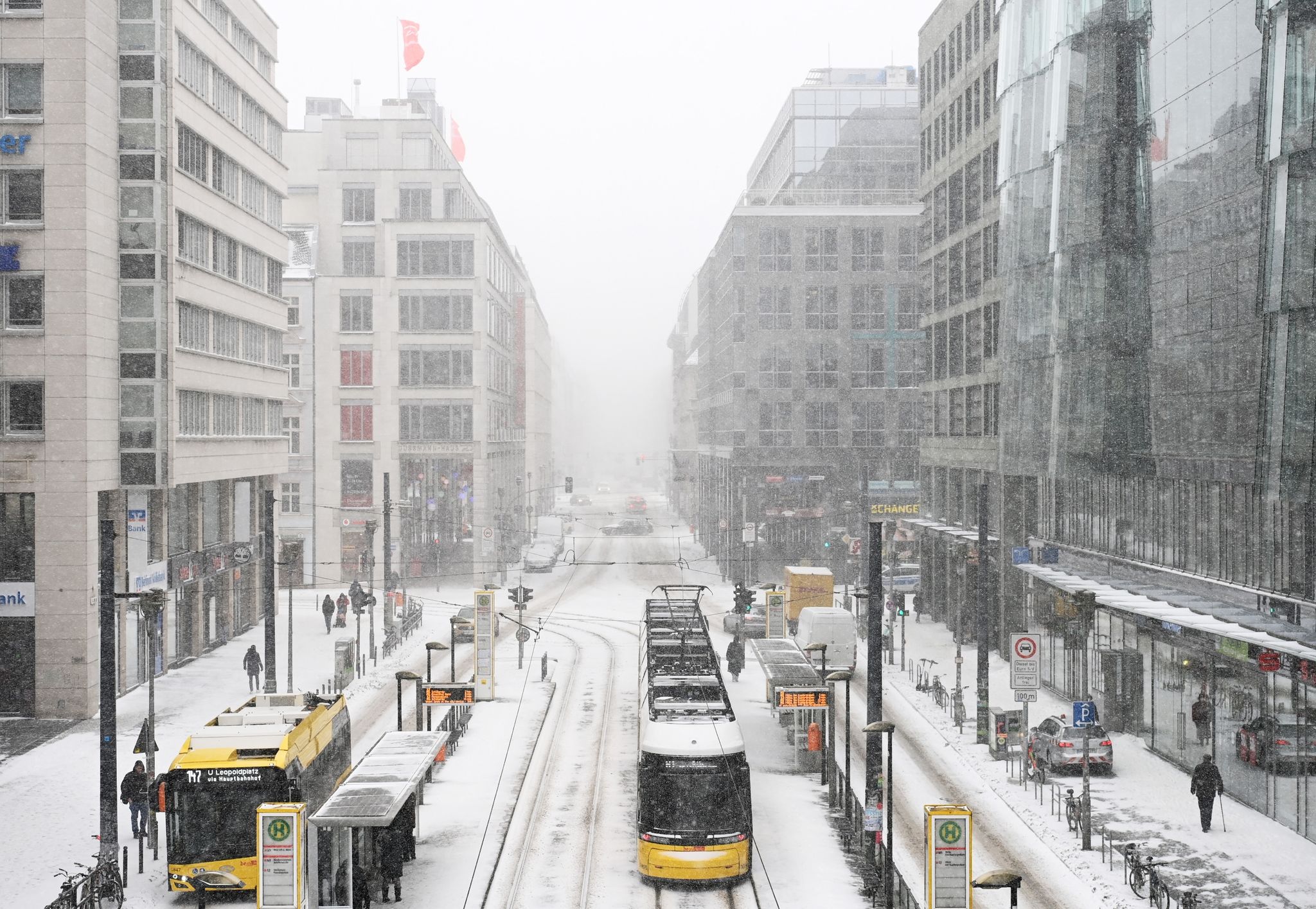 Bei Schnee und Glatteis sind Verspätungen auf dem Weg zur Arbeit oft unvermeidbar. Besser, man geht etwas früher los.