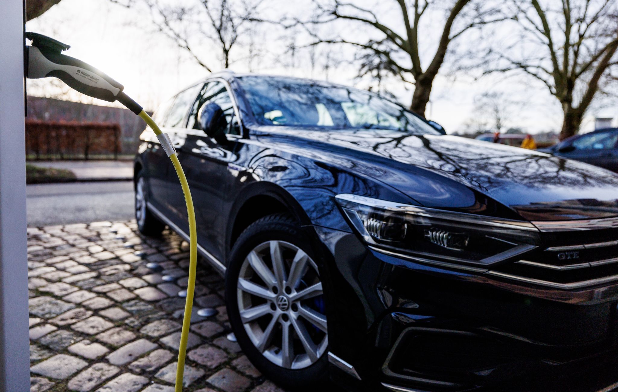 Spart Energie: Beim Vorheizen an der Wallbox kommt der Strom aus dem Stromnetz - und nicht aus der Batterie.