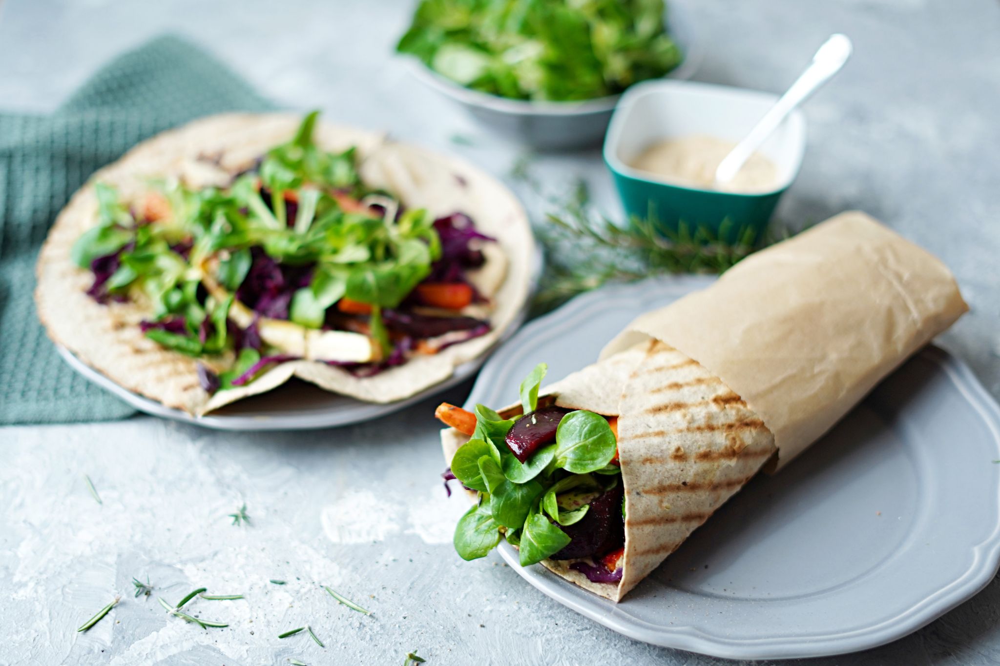 Das Wintergemüse wird zusammen mit Feldsalat und Hummus in den Teigfladen gewickelt - fertig ist der Wrap.