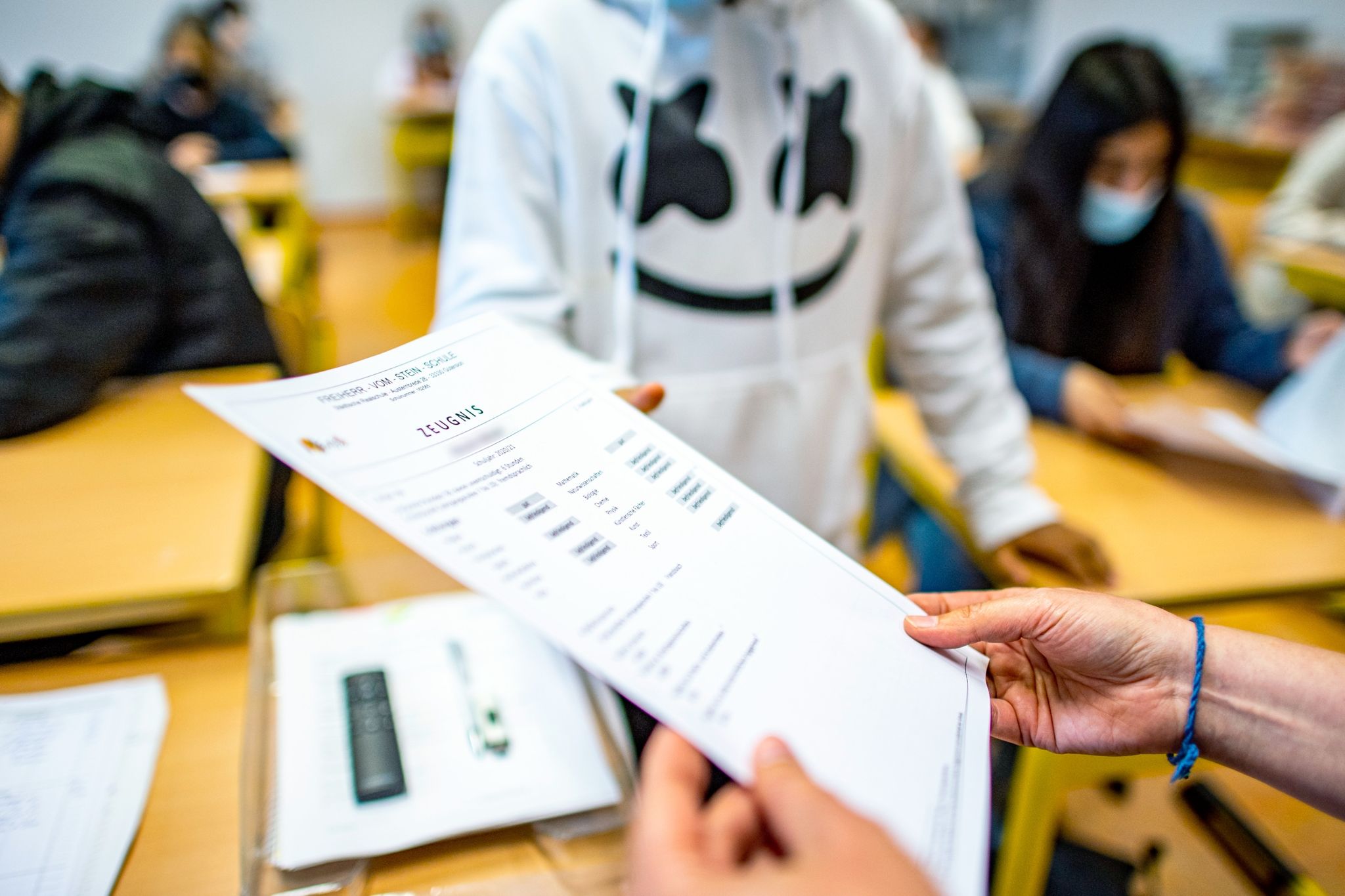 Viele Eltern erwarten gute Noten im Halbjahreszeugnis ihrer Kinder - das kann auch Druck erzeugen.