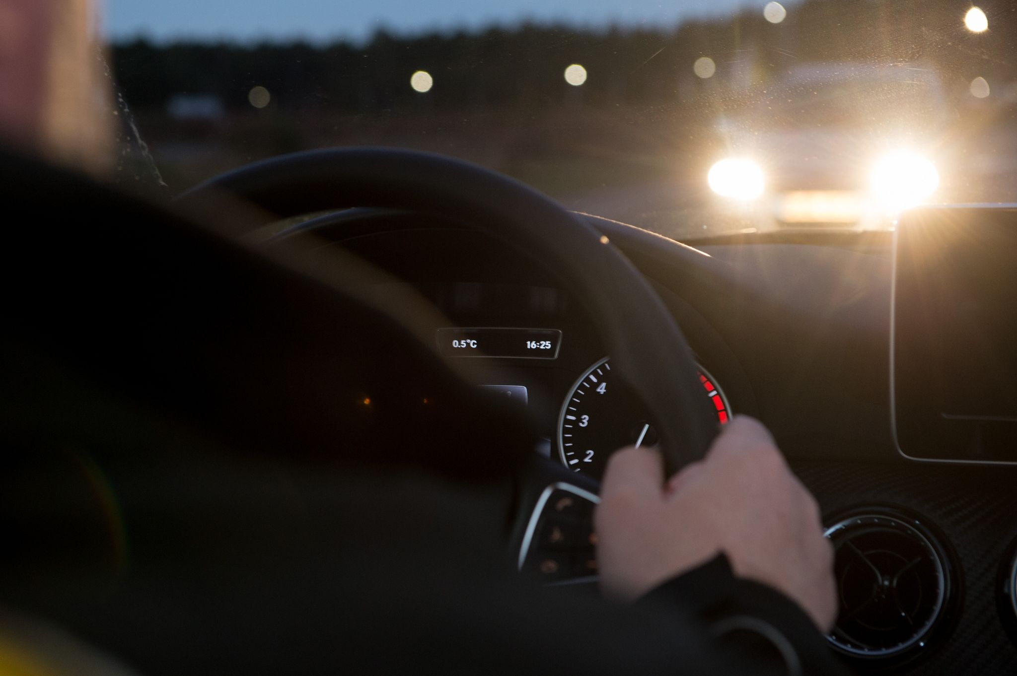 Großes Sicherheitsrisiko: Die Mehrheit der Autofahrer fühlt sich nachts durch das Licht anderer Fahrzeuge geblendet.