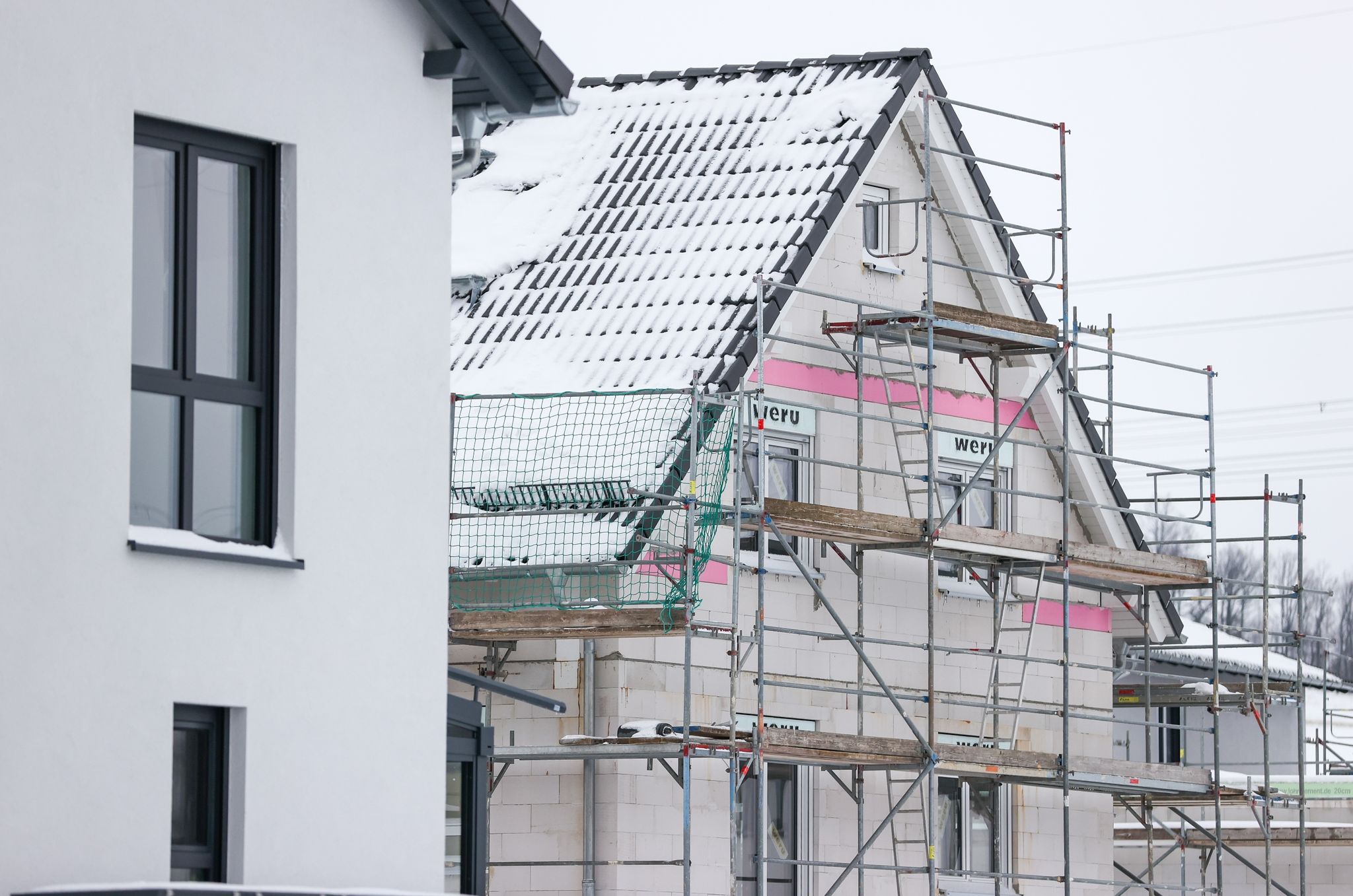 Manche Baumaßnahmen vertragen sich nicht mit dem kalten Wetter. Wer Temperaturen und Luftfeuchtigkeit in einem Bautagebuch festhält, kann bei etwaigen Mängeln so die Ursache ausmachen.