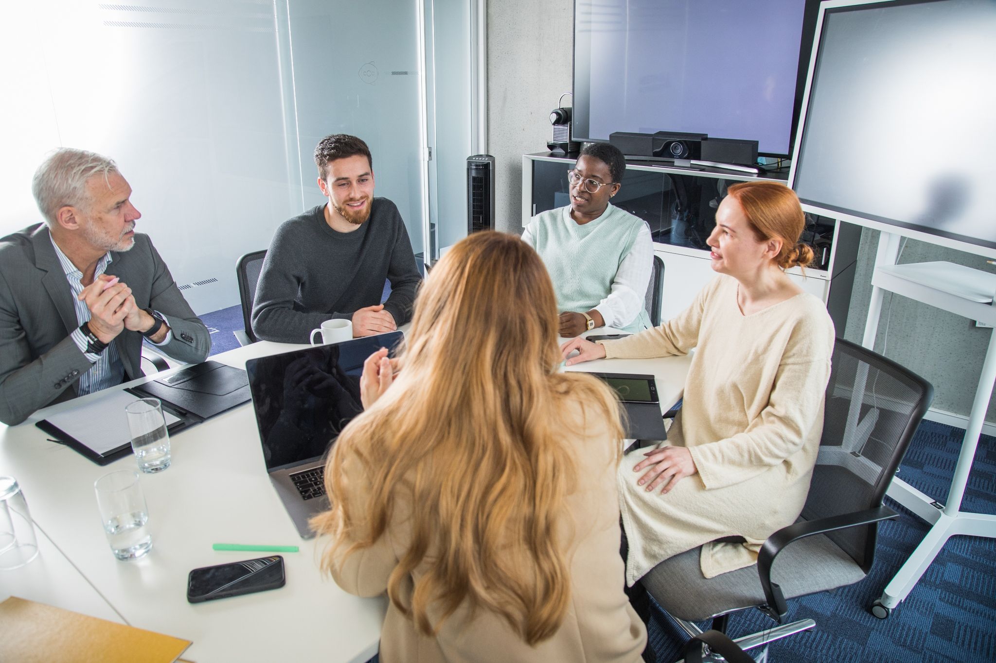 In Meetings ist es wichtig, mit Feingefühl einen Einwand konstruktiv zu formulieren, um eine positive und produktive Diskussion zu fördern.