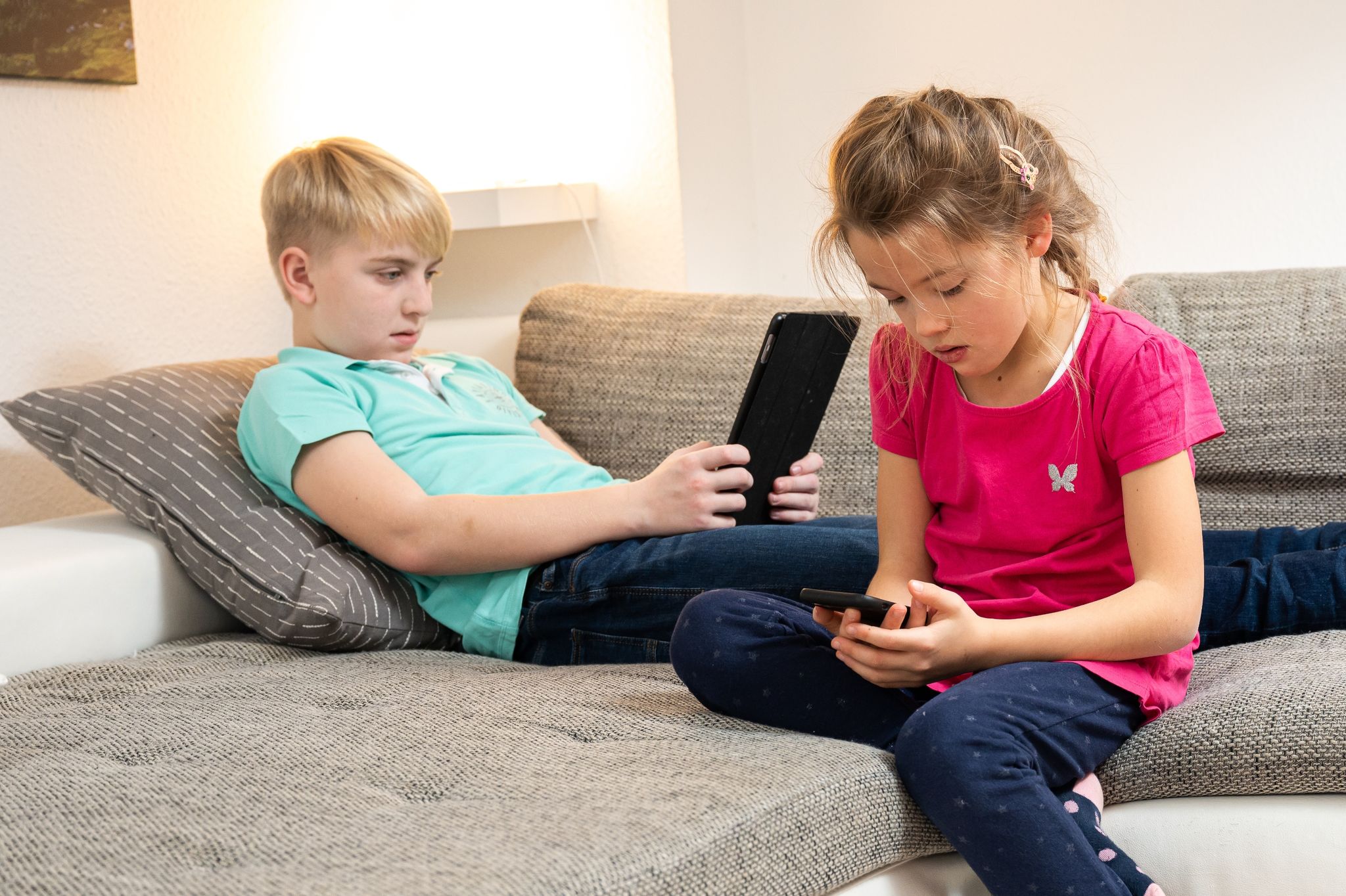 Smartphone oder Tablet: Die Funktionen Family Link oder Familienfreigabe ermöglichen Eltern, für ihre Kinder Nutzerkonten anzulegen und Regeln für die Nutzung festzulegen. (zu dpa: «So machen Eltern die Smartphones ihrer Kinder sicherer»)