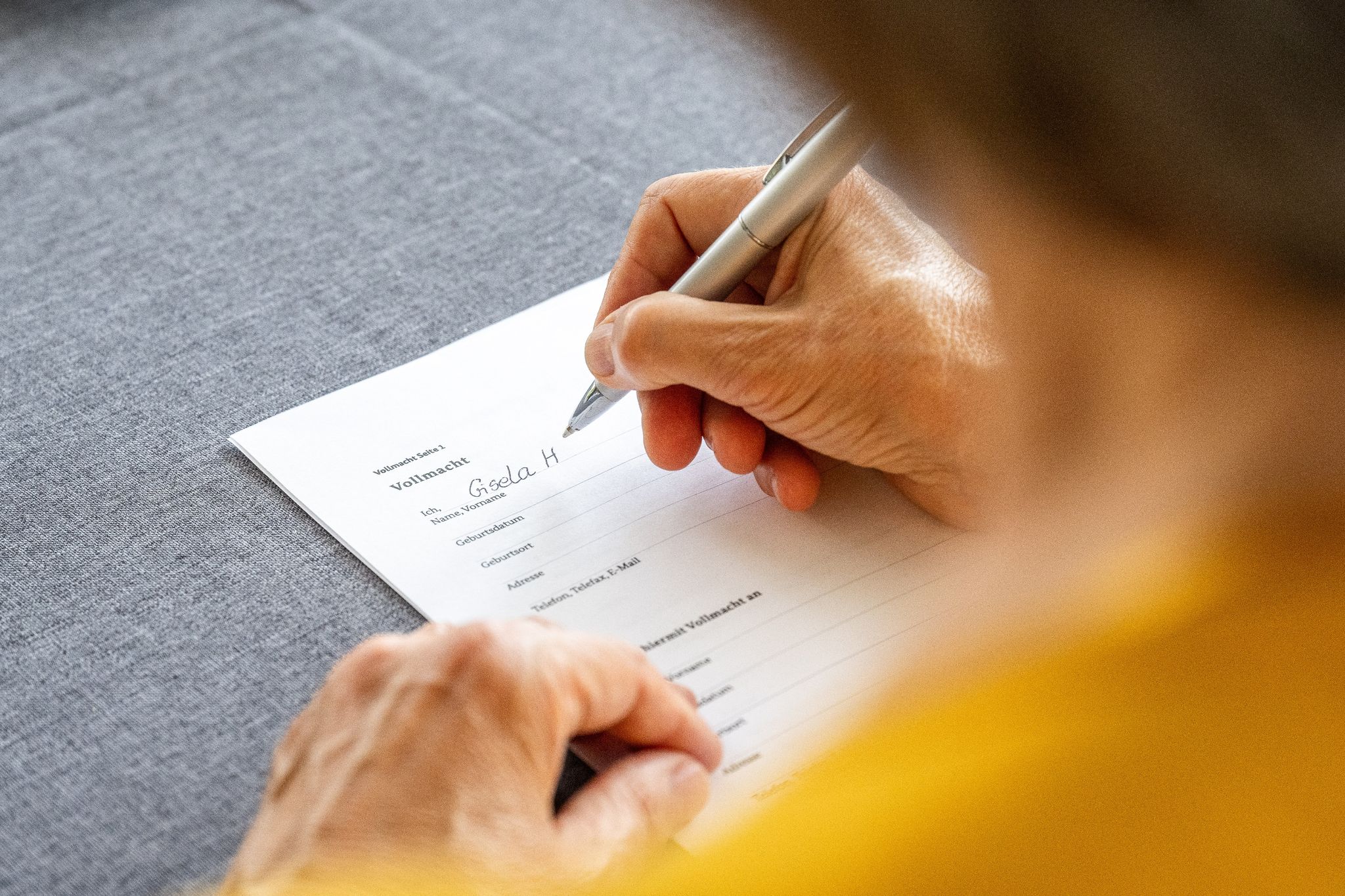 In einer Vorsorgevollmacht kann man festlegen, dass im Fall der eigenen Handlungsunfähigkeit eine Vertrauensperson anstelle eines gerichtlich bestellten Betreuers Rechtsgeschäfte übernimmt.