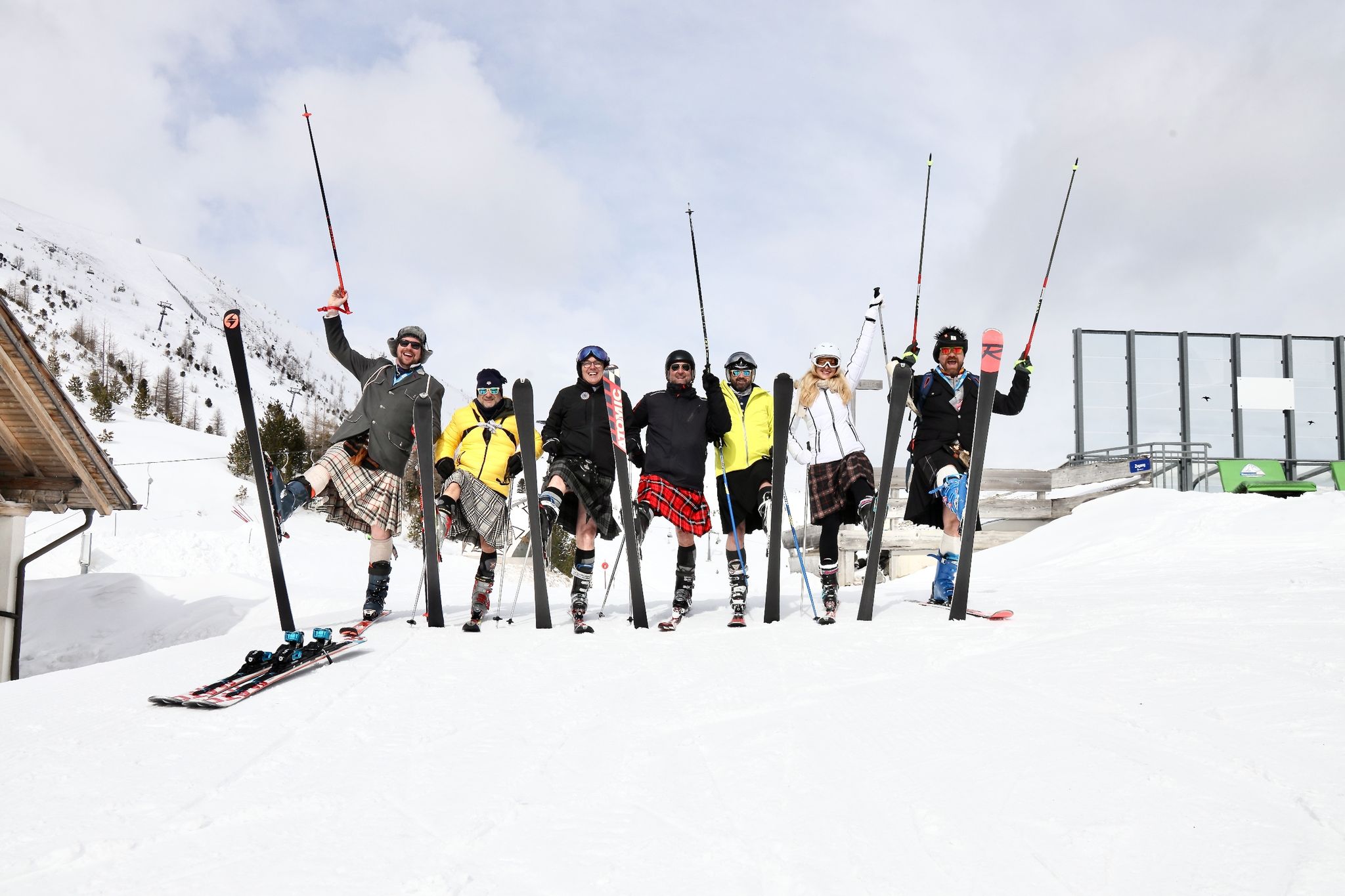 Kilt-Skitag in den Nockbergen: Statt im dicken Skianzug geht's für Wintersportler im Rock über die Pisten. (zu dpa: «Österreich sucht den Schneeballschlacht-Meister»)