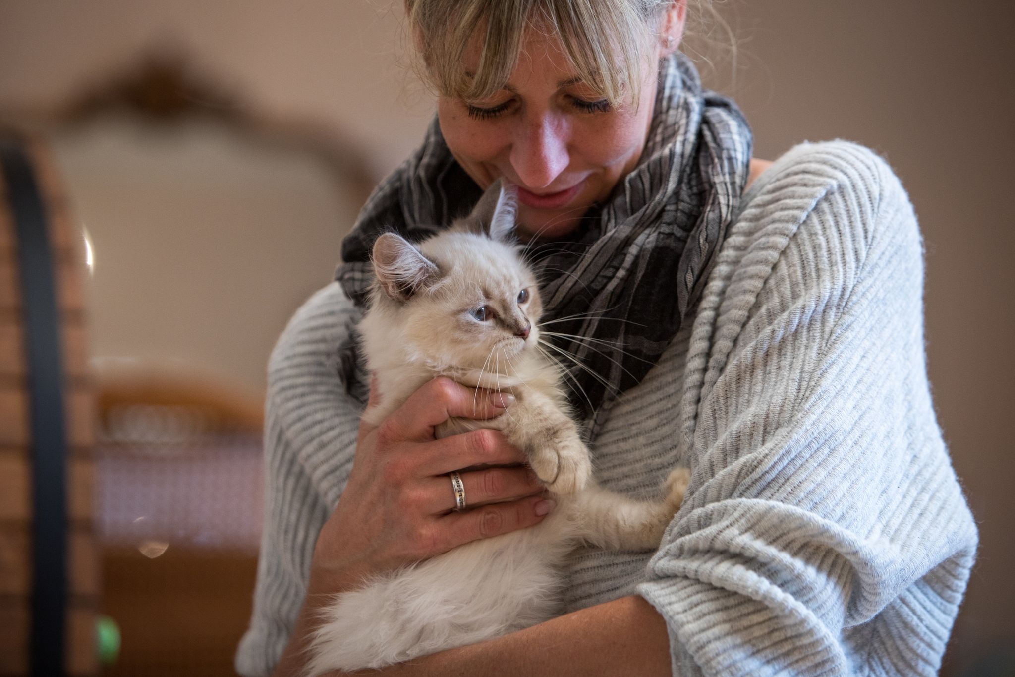 Vom Schmusen mit dem Liebling haben Katzenbesitzerinnen oft noch länger etwas: in Form von Tierhaaren auf den Klamotten.