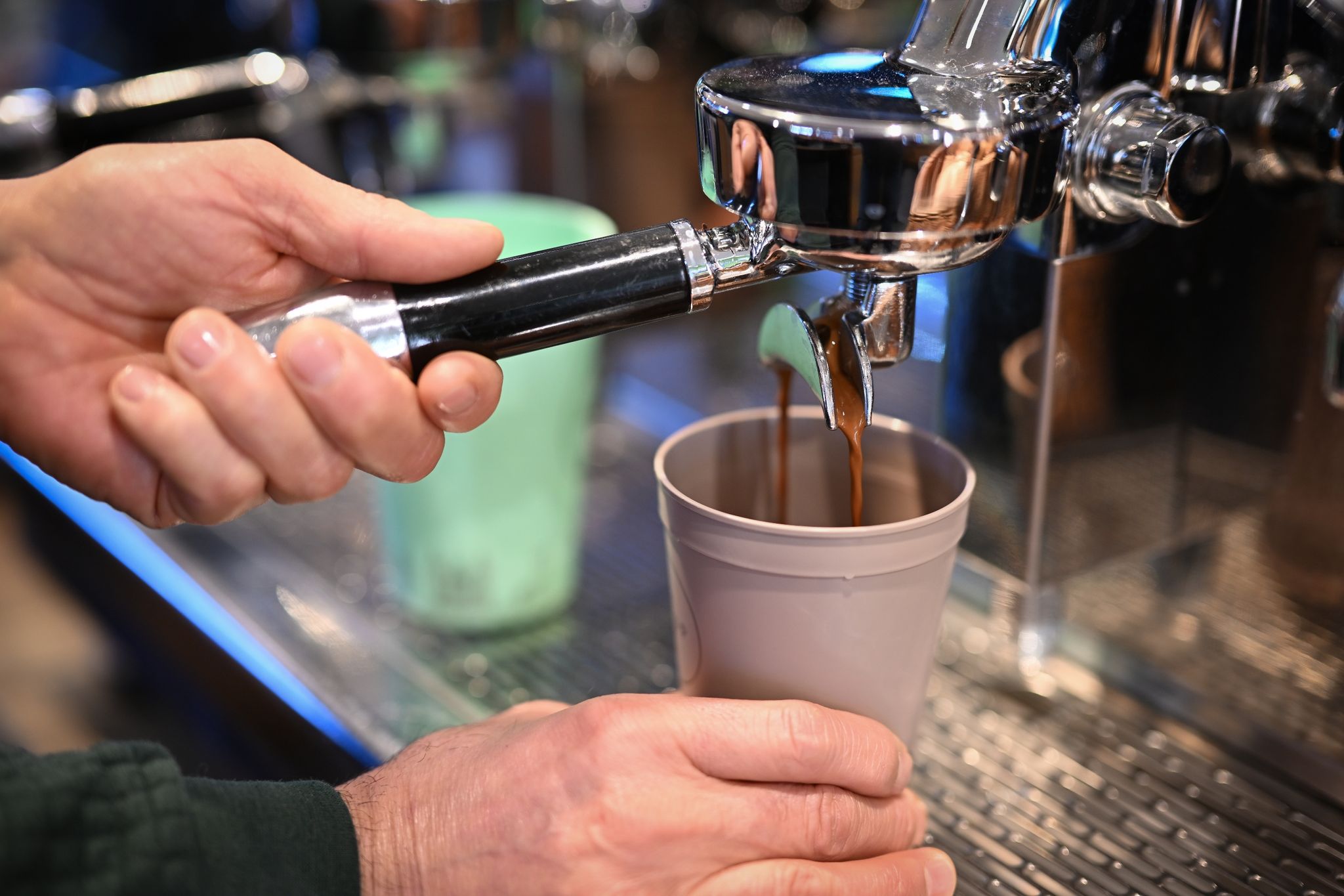 Mehrweg-Becher zum Mitnehmen sind die umweltfreundlichere Alternative für den Kaffee unterwegs.