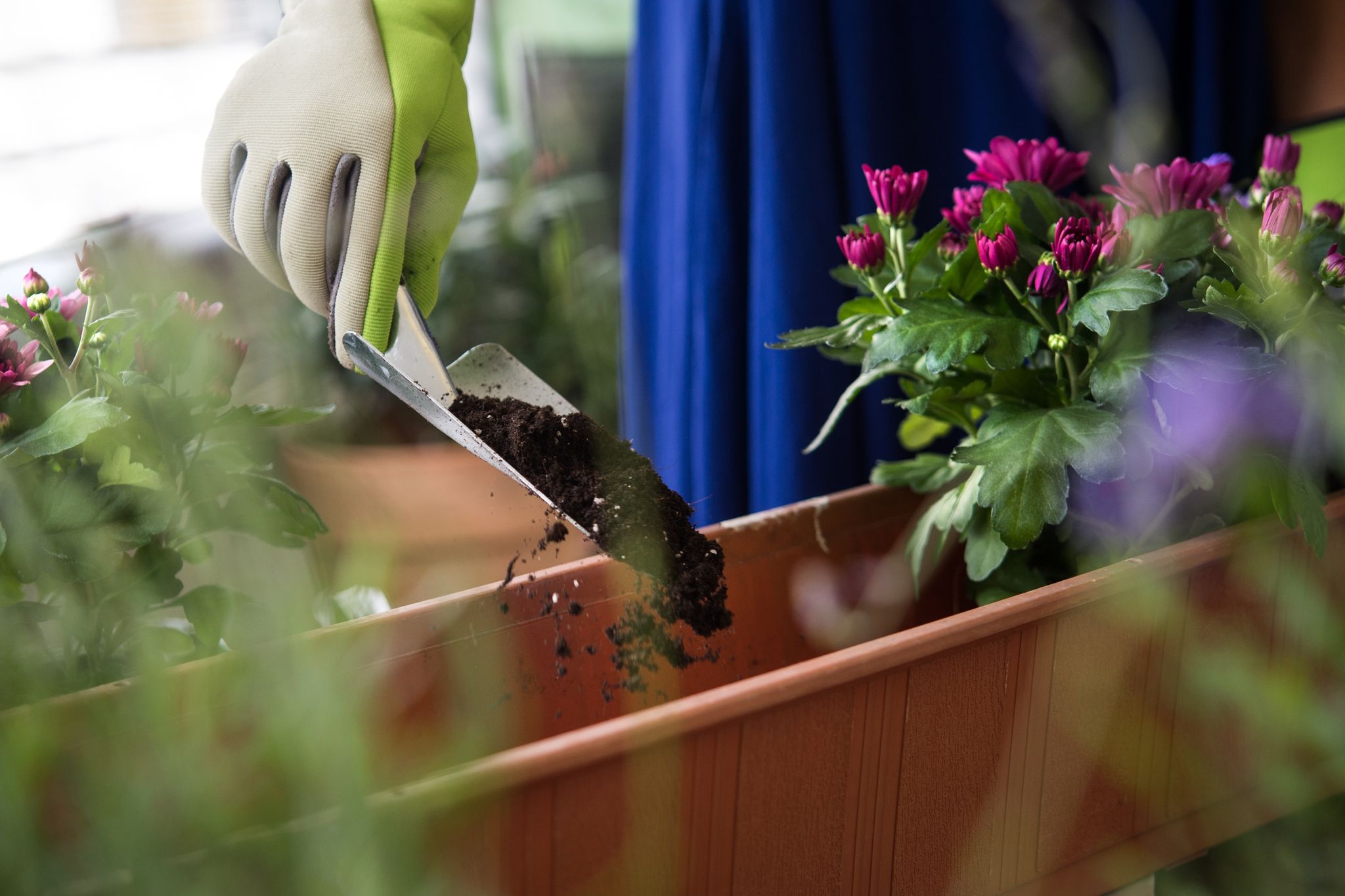 Der Frühling steht vor der Tür und es wird wieder gegärtnert. Handliche Kleingeräte sollten hierbei nicht nur kompakt, sondern auch ausreichend stabil sein.