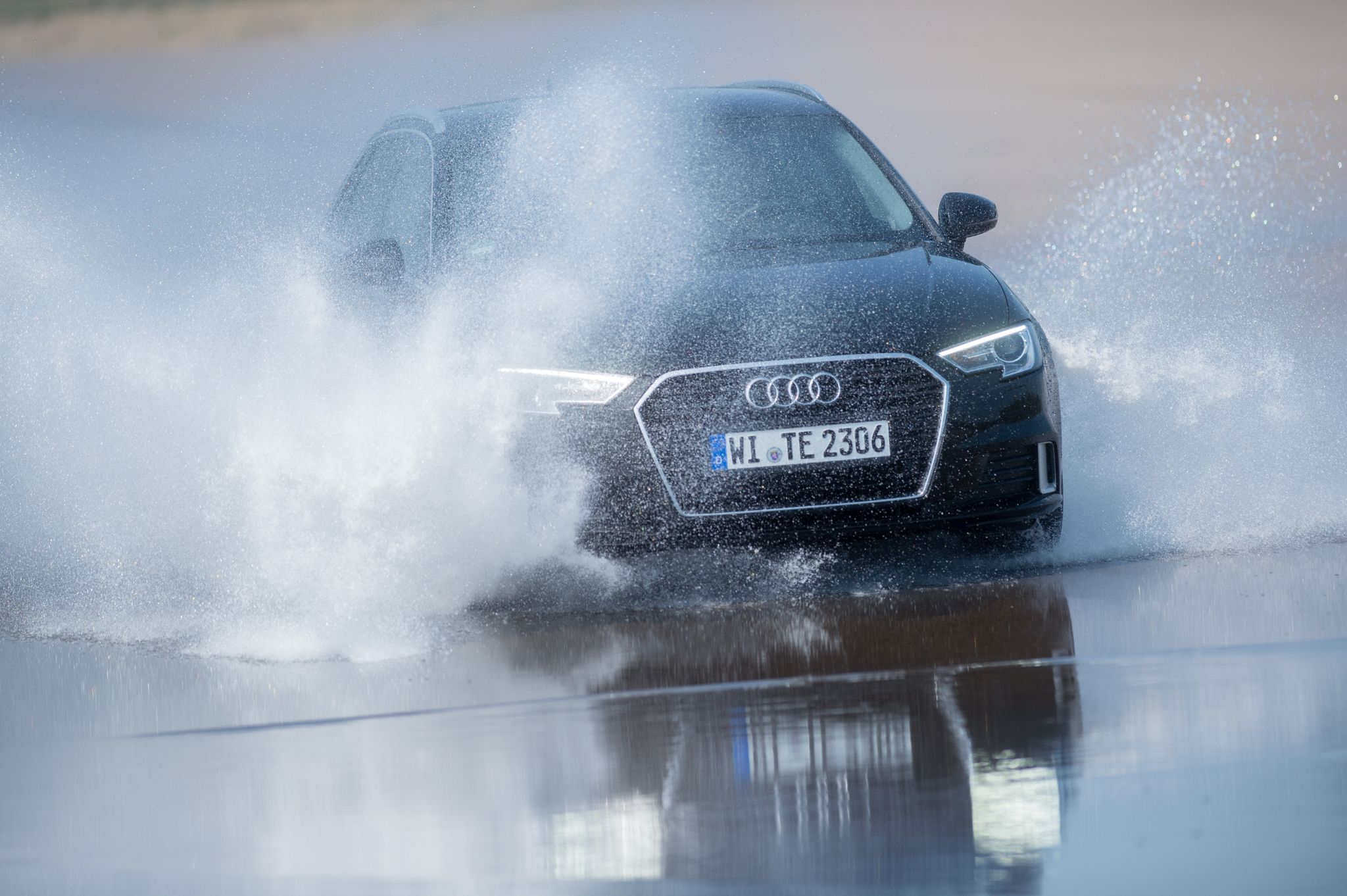 Schwimmt das Auto auf, heißt es runter mit der Geschwindigkeit. Selbst Tempo 80 kann viel zu schnell sein, wenn der Regen stärker wird.