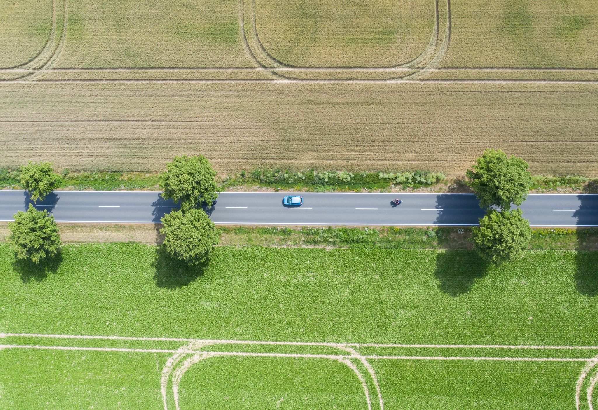 Trügerische Idylle: Gerade auf der Landstraße geht es oft gefährlich zu.