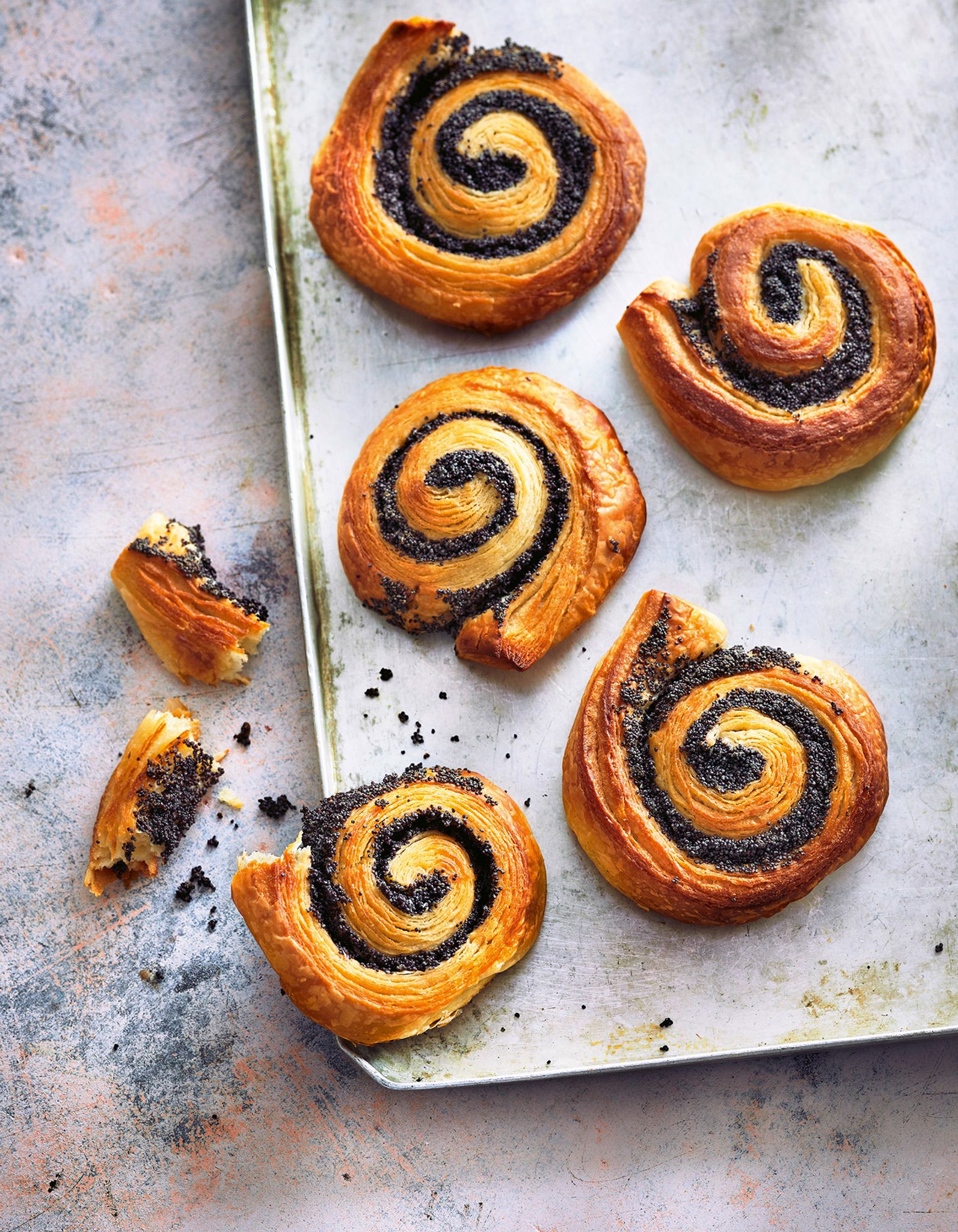 Der Plunderteig für die Mohnschnecken aus Teig- und Butterschichten sollte so oft gefaltet werden, dass er am Ende 27 Butterschichten erhält.