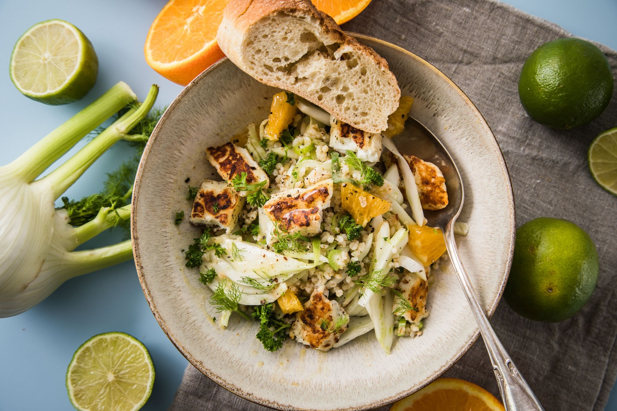 Zusammen mit Orange, Fenchel, Halloumi und einem Limettendressing wird aus Graupen ein sättigender Salat.