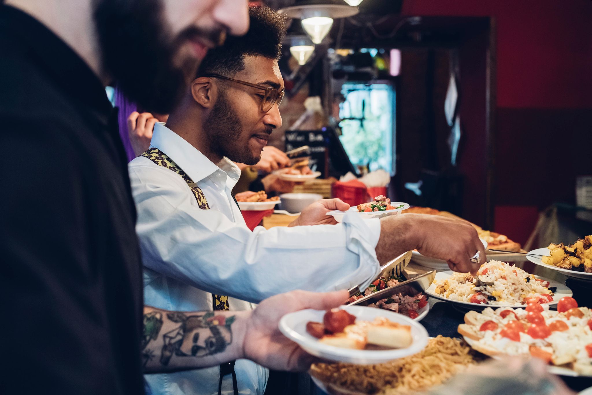 Große Auswahl: Beim Buffet bleibt oft etwas übrig. Diese Reste kann man den Gästen mitgeben.