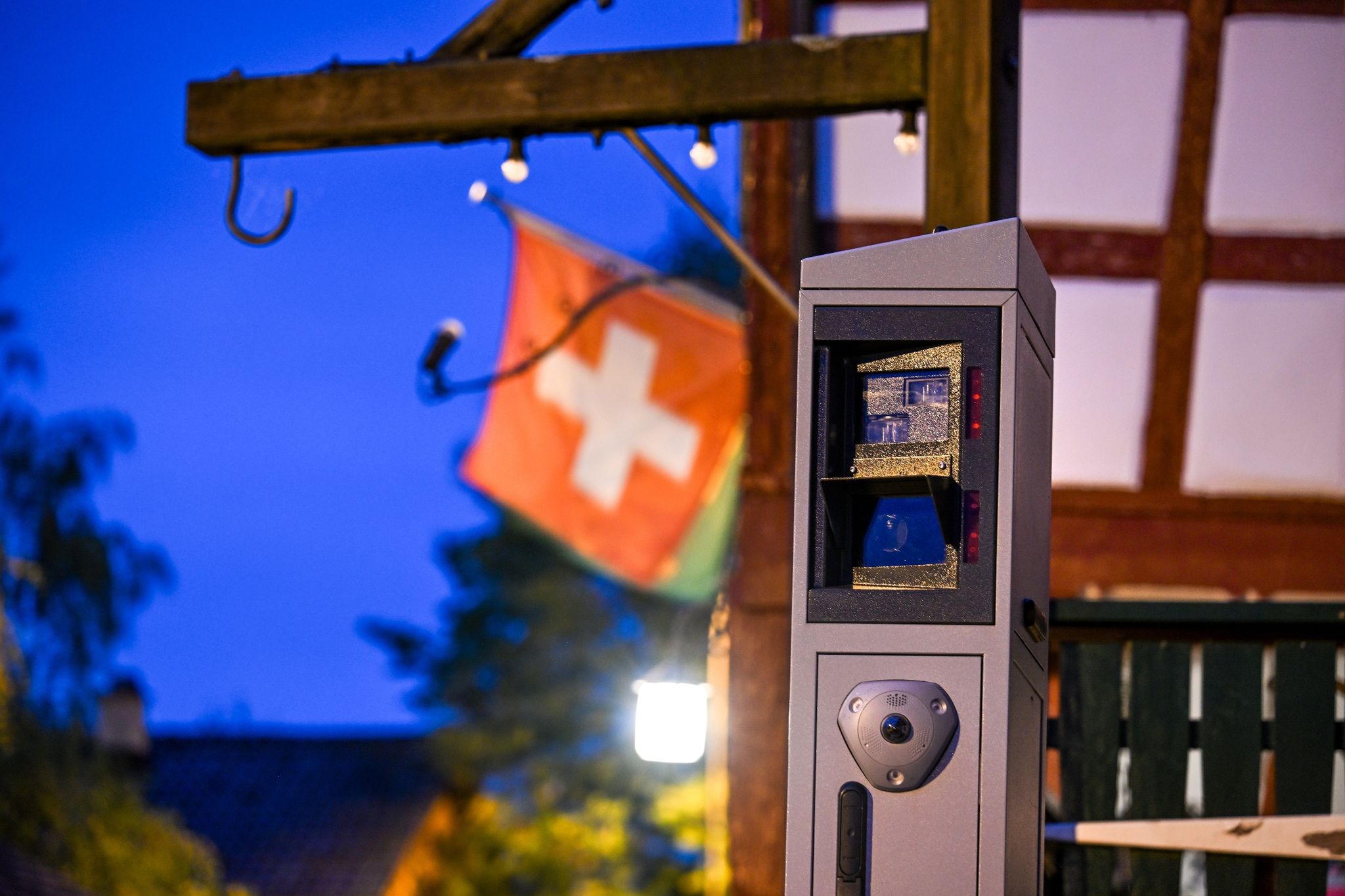 Geblitzt in der Schweiz? Entsprechende Bußgelder können ab sofort auch bei uns vollstreckt werden.