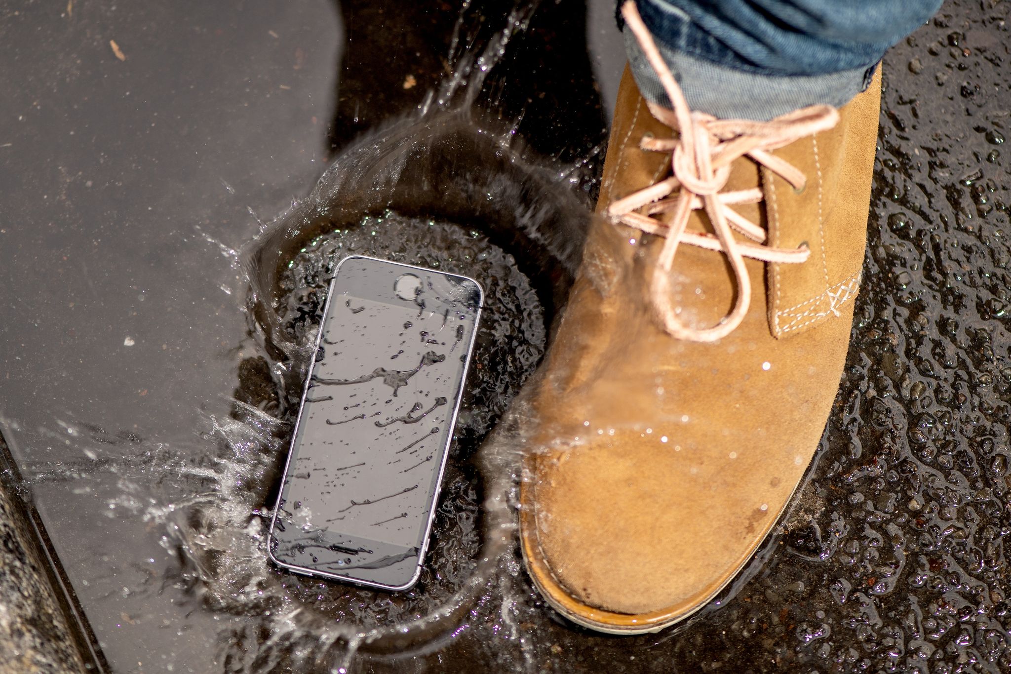 Wasser und Smartphone vertragen sich in der Regel nicht so gut. Da ist schnelles Handeln angesagt.