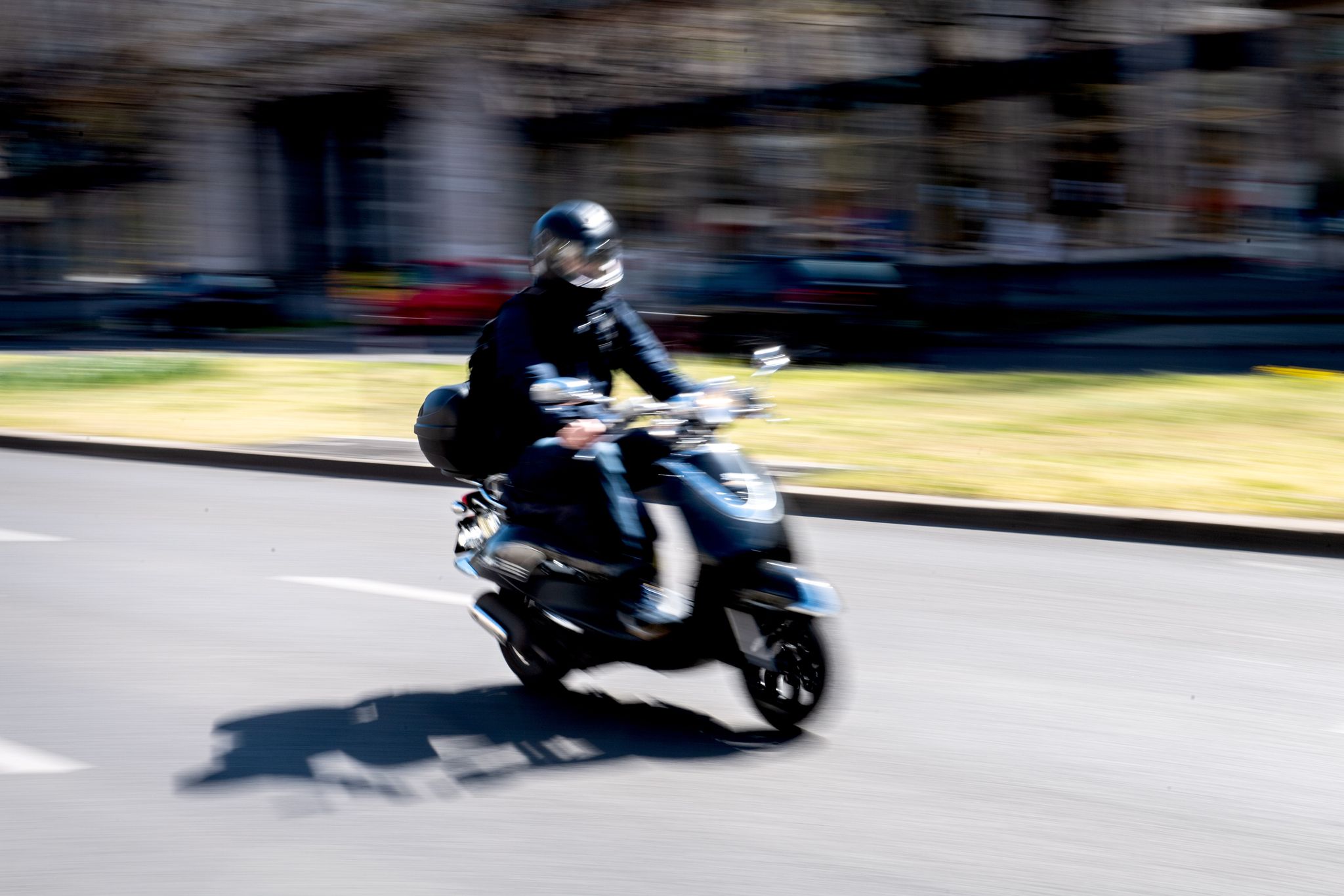 Roller sind flotte Gefährten. Daher sind auch auf Modellen, die bis 45 km/h schnell werden, schützende Schuhe und weitere Schutzkleidung ratsam.