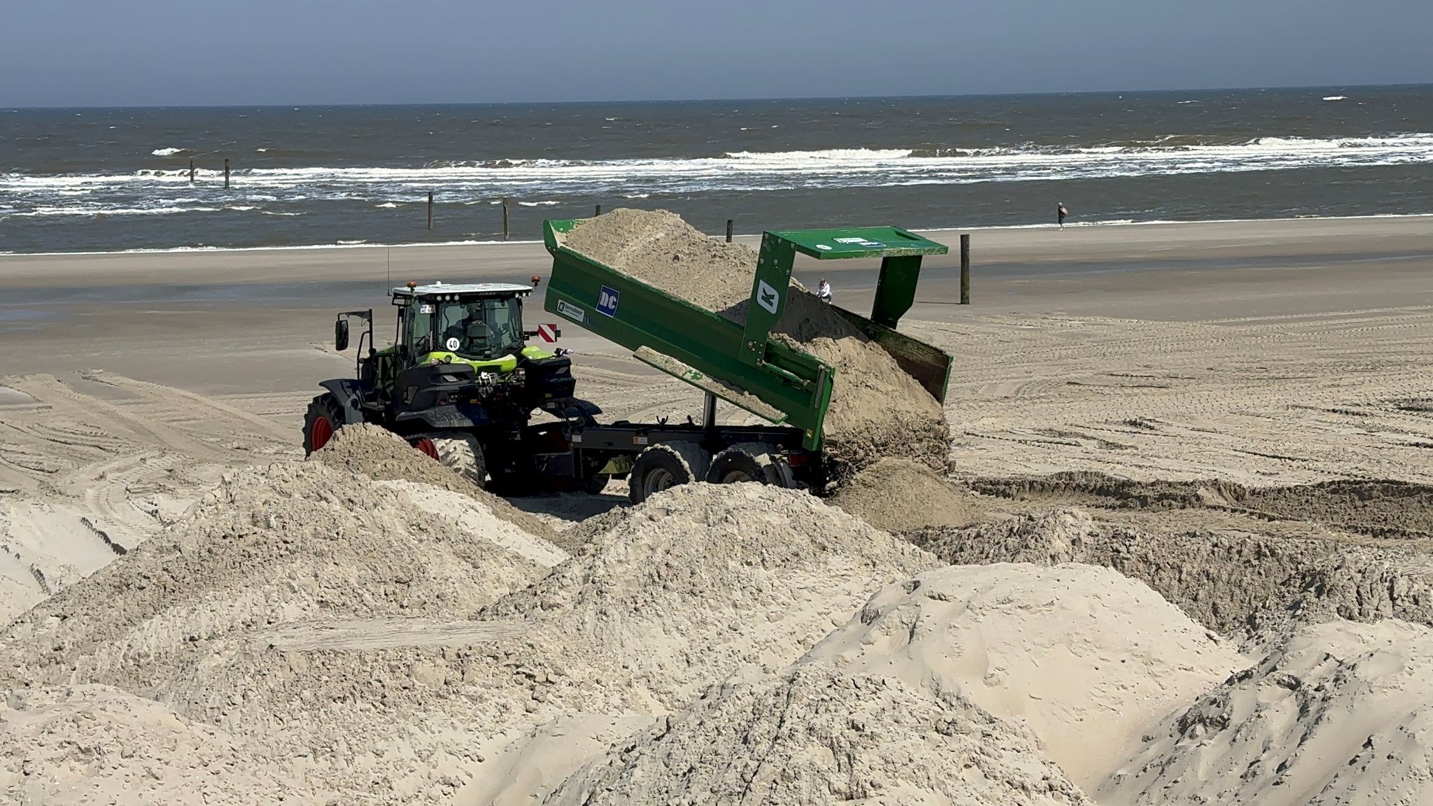 Die Badesaison kann kommen:  Auf den Ostfriesischen Inseln werden nach der Sturmflutsaison Strände mit Sand aufgefüllt.