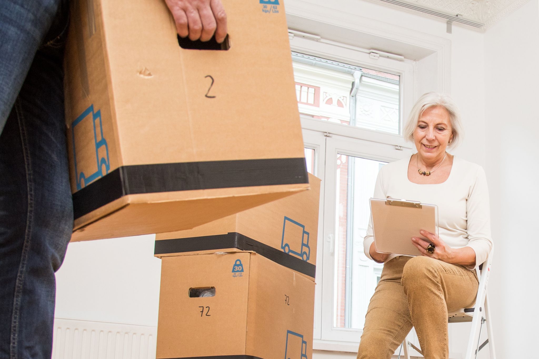 Umziehen, aber richtig: Rentnerinnen und Rentner sollten dem Renten Service einen Ortswechsel mitteilen, sonst droht der Zahlungsausfall.