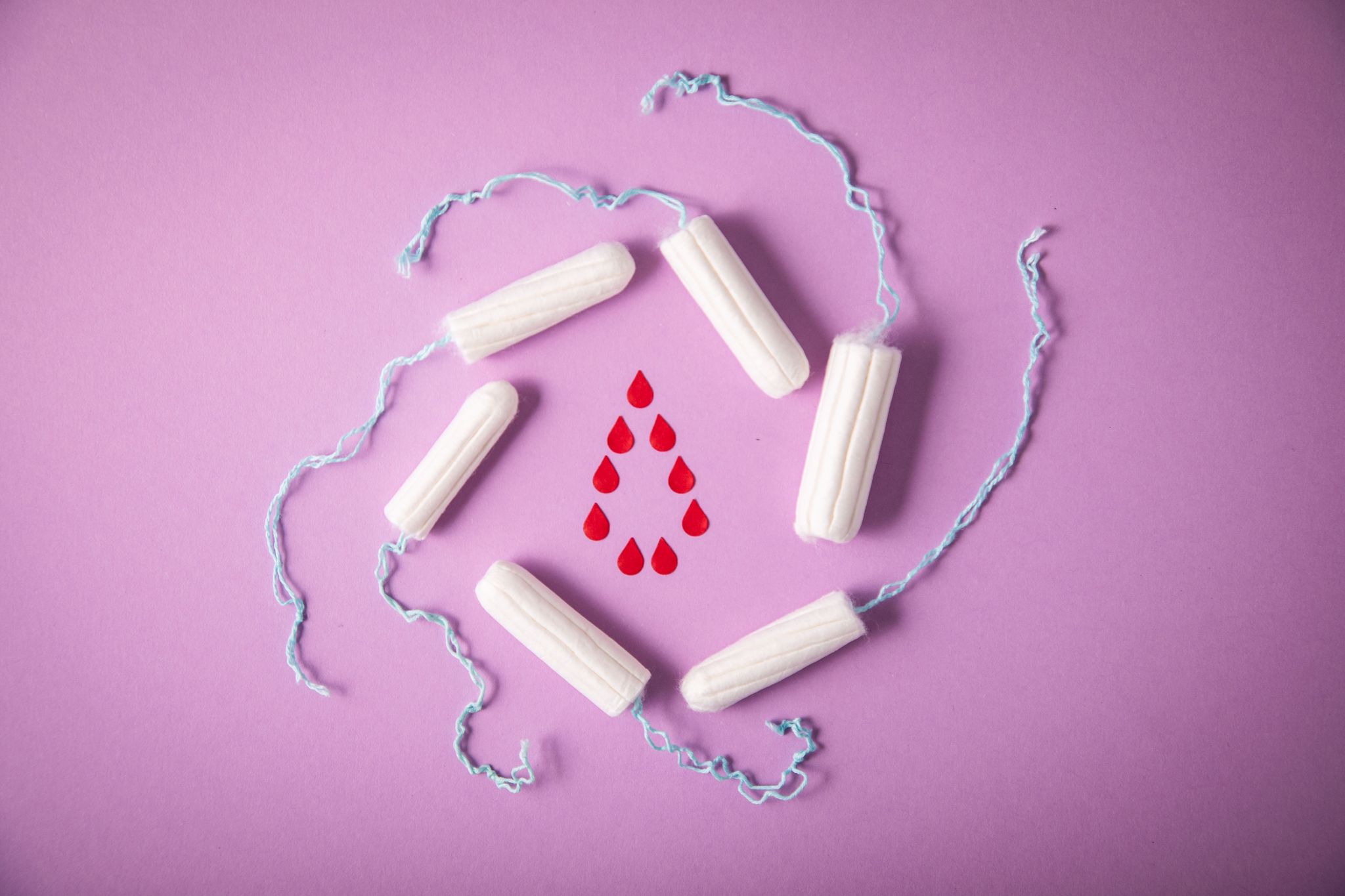 Bluten ohne Tampon und Tasse: Das ist der Grundgedanke hinter der freien Menstruation.