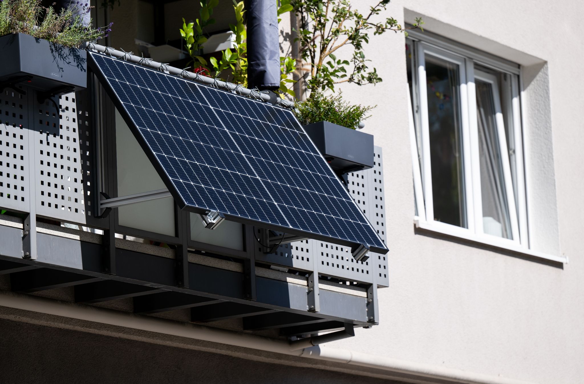 Stecker-Solaranlagen für den Balkon können die eigene Stromrechnung senken. Die Anmeldung klappt problemlos Online.