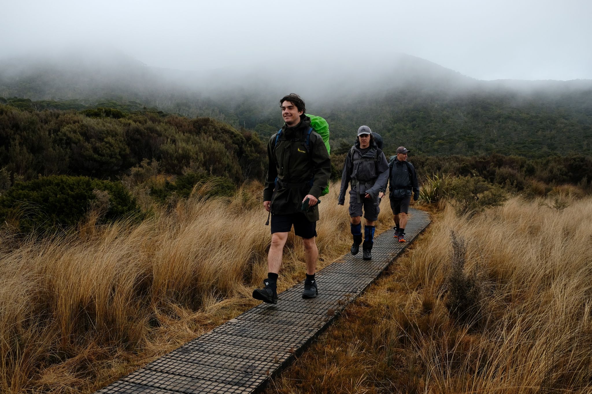 Auf dem Holzweg durch den Nieselregen: Mit der richtigen Einstellung ist auch das ein Genuss auf dem Heaphy Track.