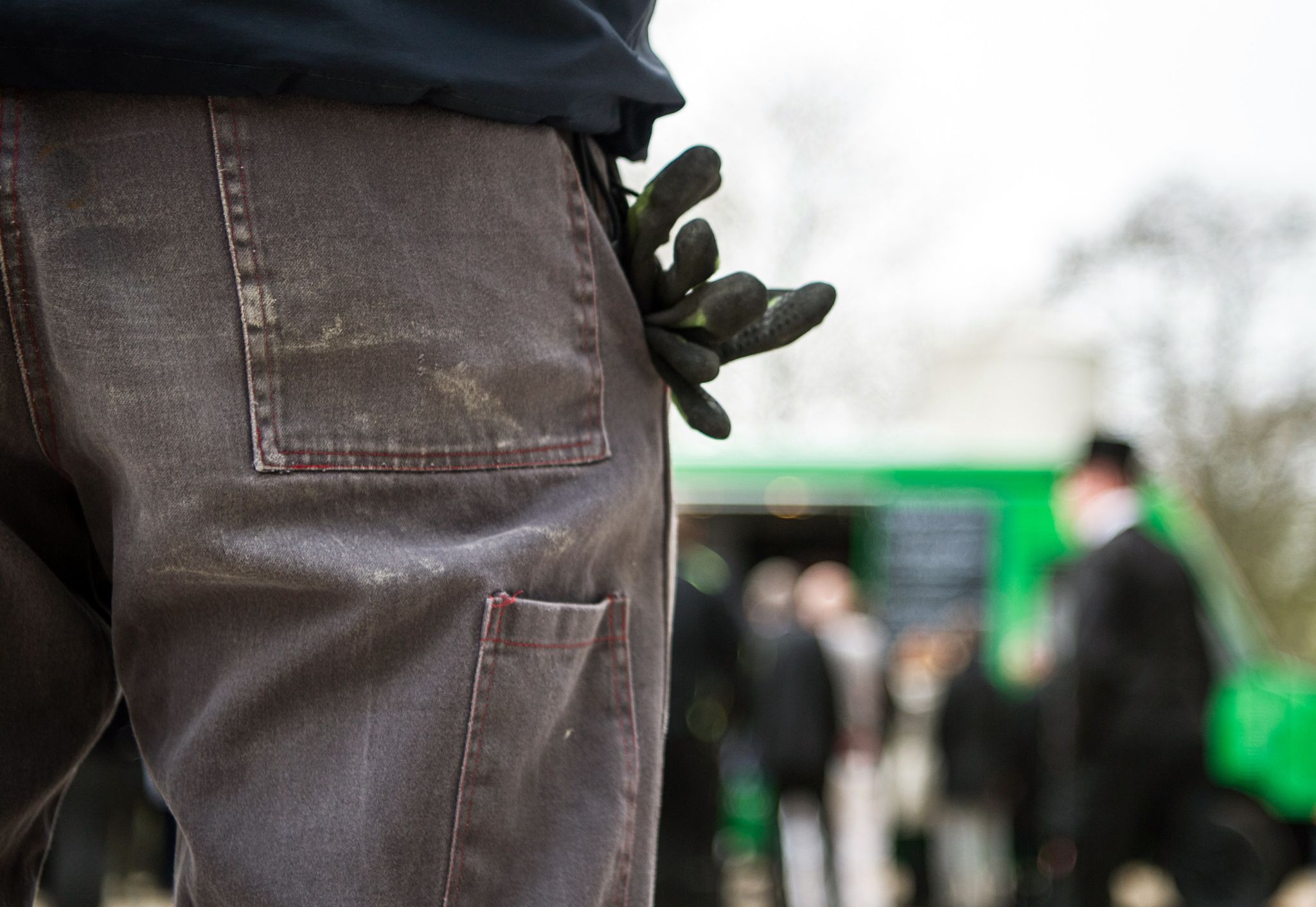 Arbeitgeber dürfen Vorgaben zur Dienstkleidung machen: Eine Arbeitshose in einer bestimmten Farbe zu tragen, beeinträchtigt das Persönlichkeitsrecht eines Arbeitnehmers nicht weiter.