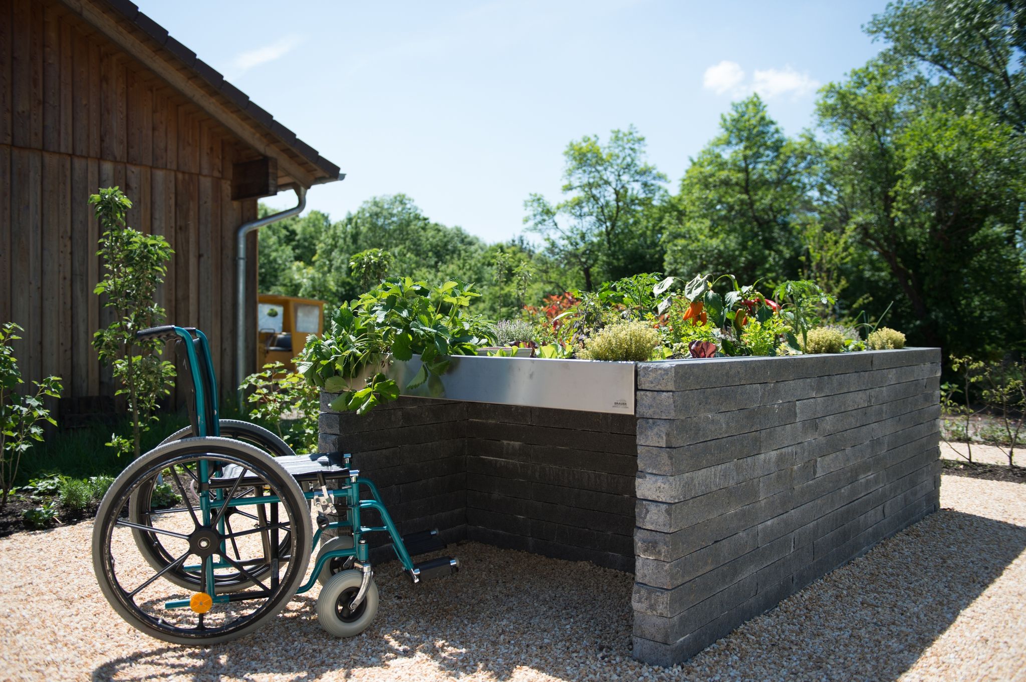 Unterfahrbare Hochbeete erleichtern Rollstuhlfahrern die Gartenarbeit.