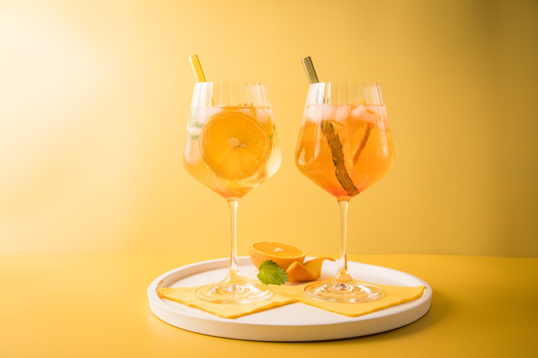 Der Arancello Spritz (l) macht dem Aperol Spritz (r) zunehmend Konkurrenz.