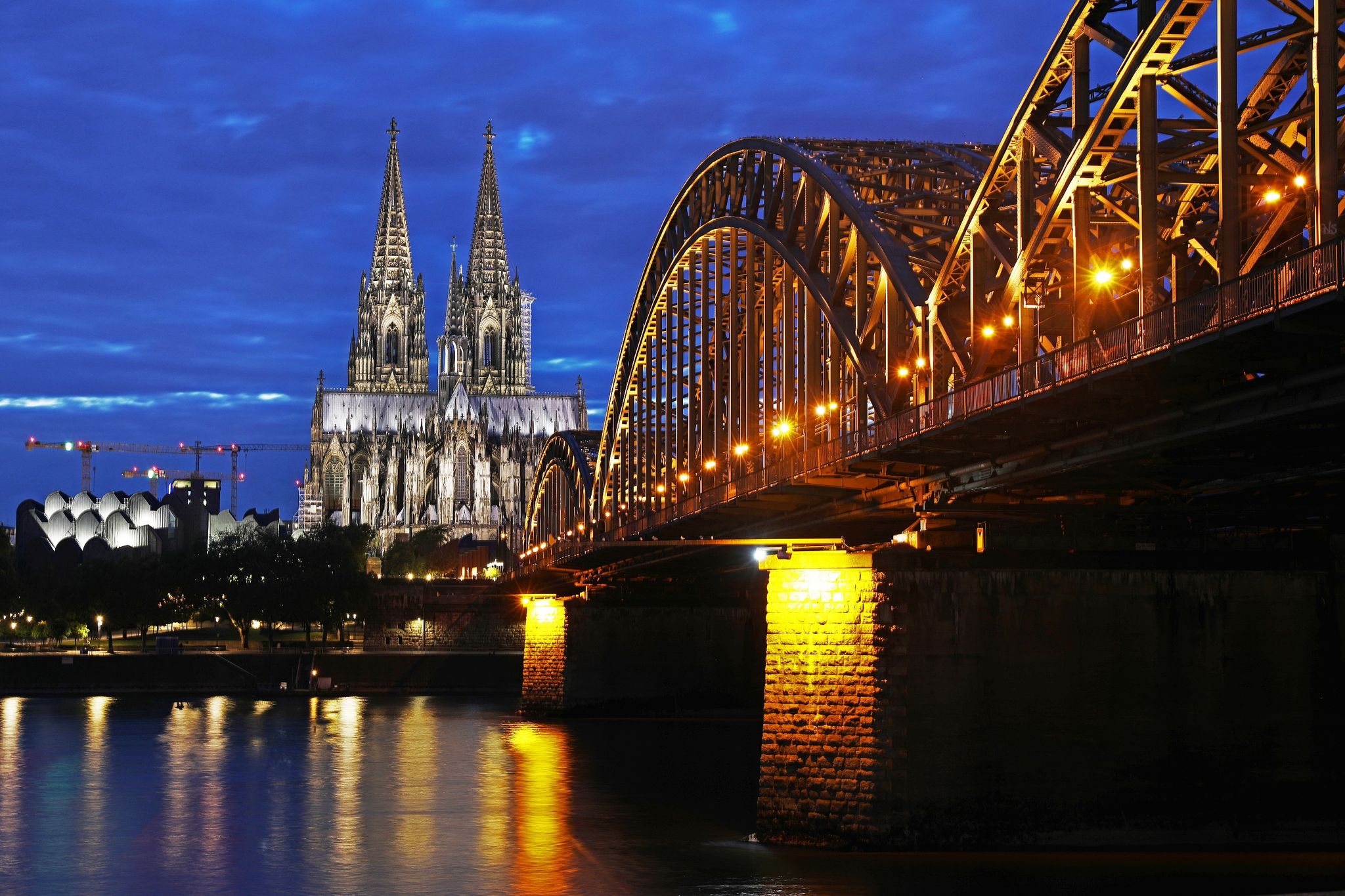 Der Dom und die Hohenzollernbrücke sind zwei Kölner Wahrzeichen.