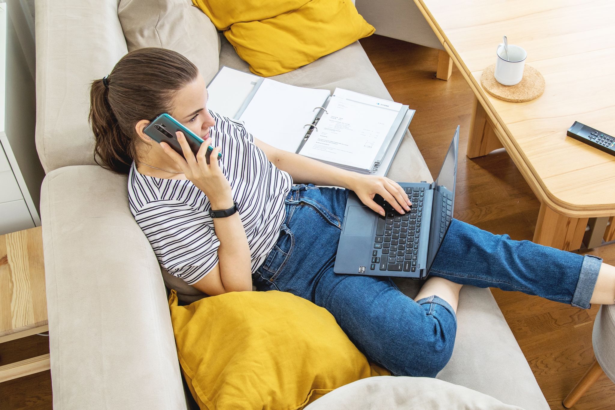 Egal, ob am Telefon, online oder persönlich: Vor einem Versicherungsabschluss sollten Verbraucherinnen und Verbraucher sich grundsätzlich beraten lassen.