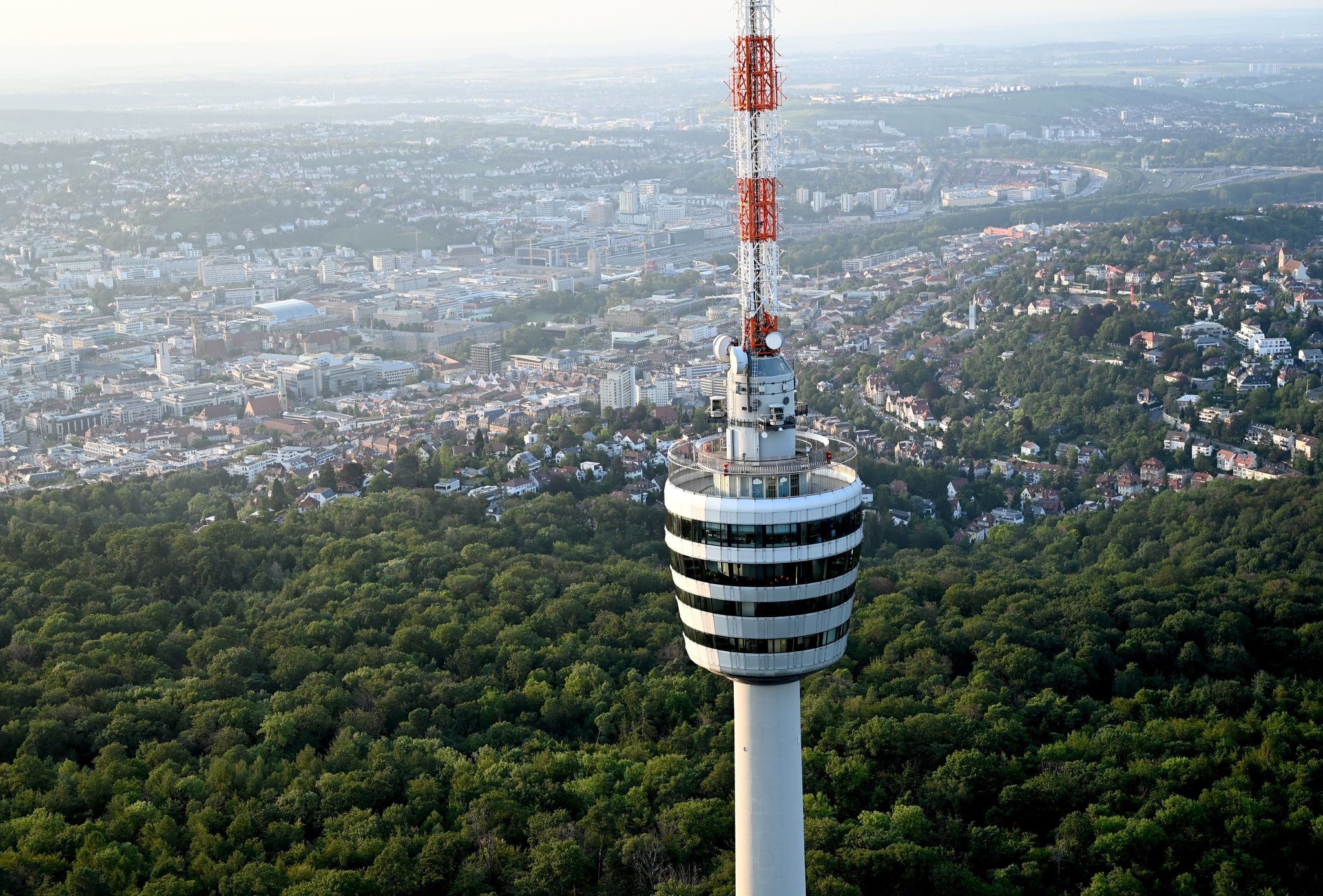 Höher hinaus geht es nirgendwo in Stuttgart: Der Fernsehturm bietet auf rund 150 Metern Höhe eine Aussichtsplattform.