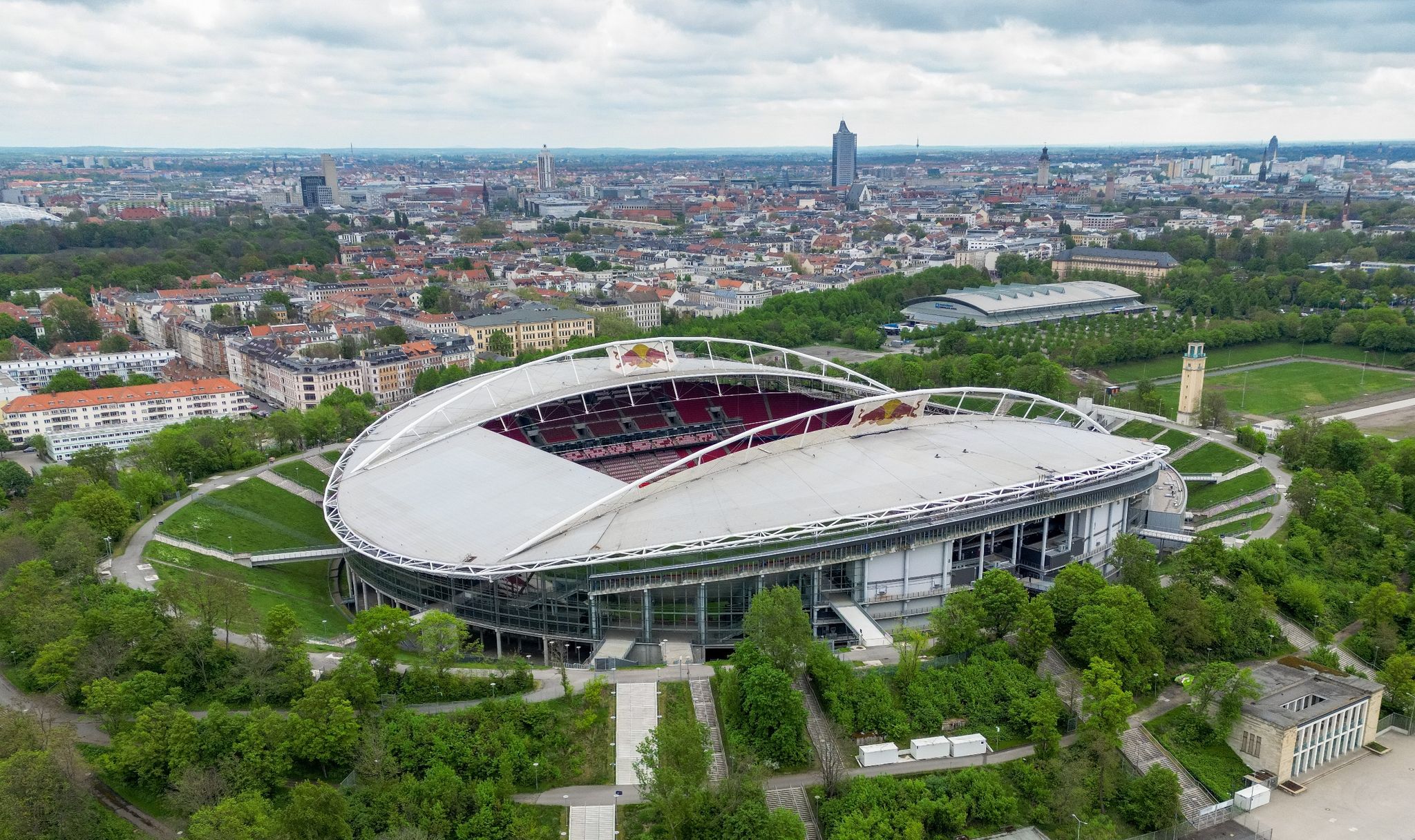 Die Red Bull Arena liegt im Kessel des alten Zentralstadions - die grünen Wälle machen deutlich, wie groß dieser Bau einst war.