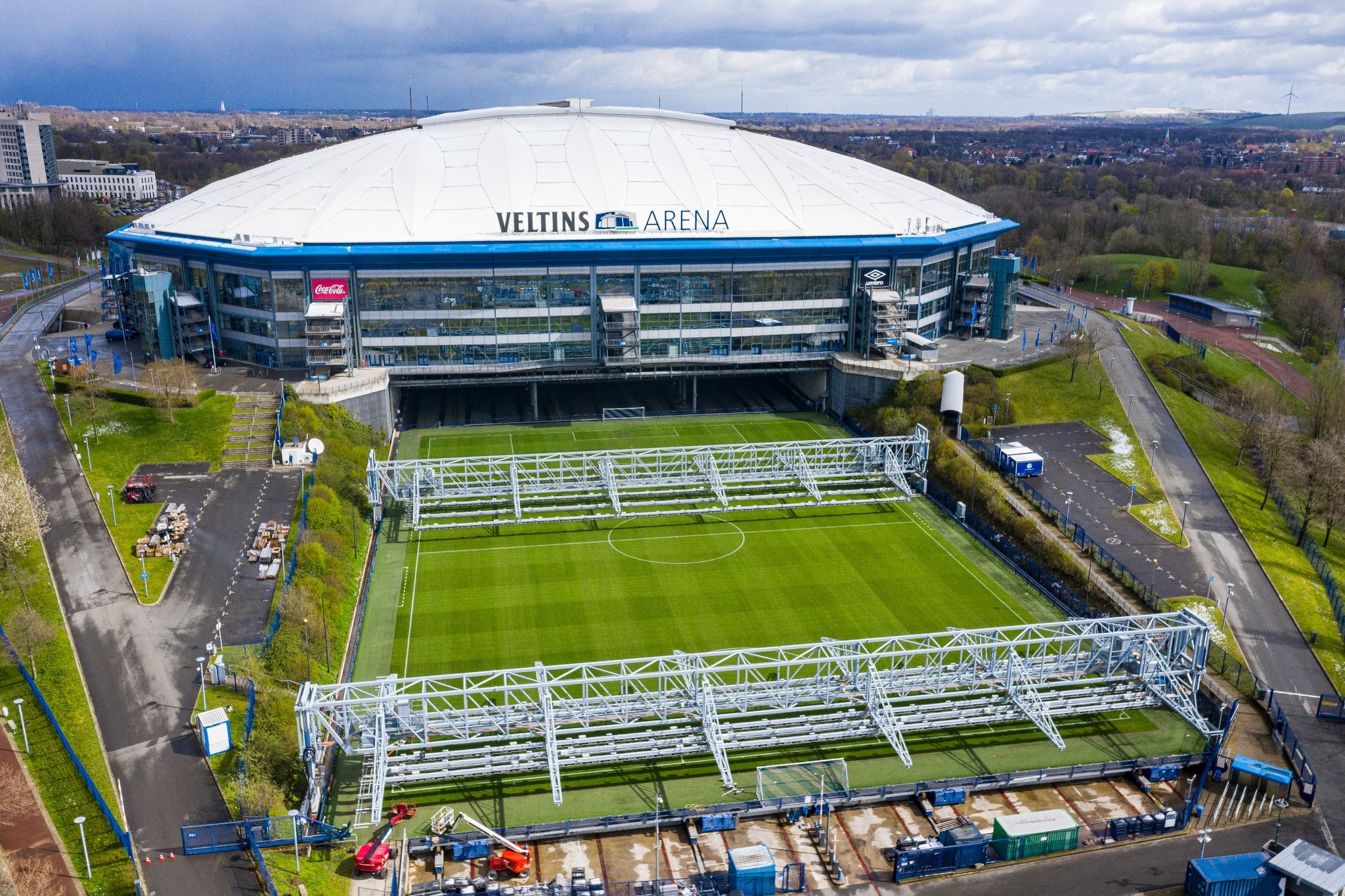 Blaupause für ein modernes Multifunktionsstadion: Der Rasen kann aus der Veltins-Arena herausgefahren werden.
