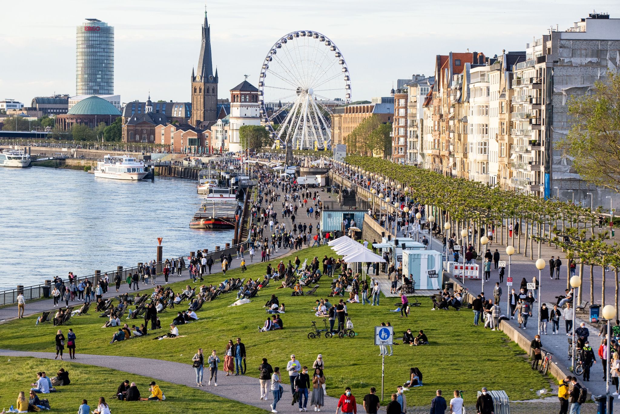 Lädt zu einem Spaziergang ein: die Düsseldorfer Rheinpromenade.