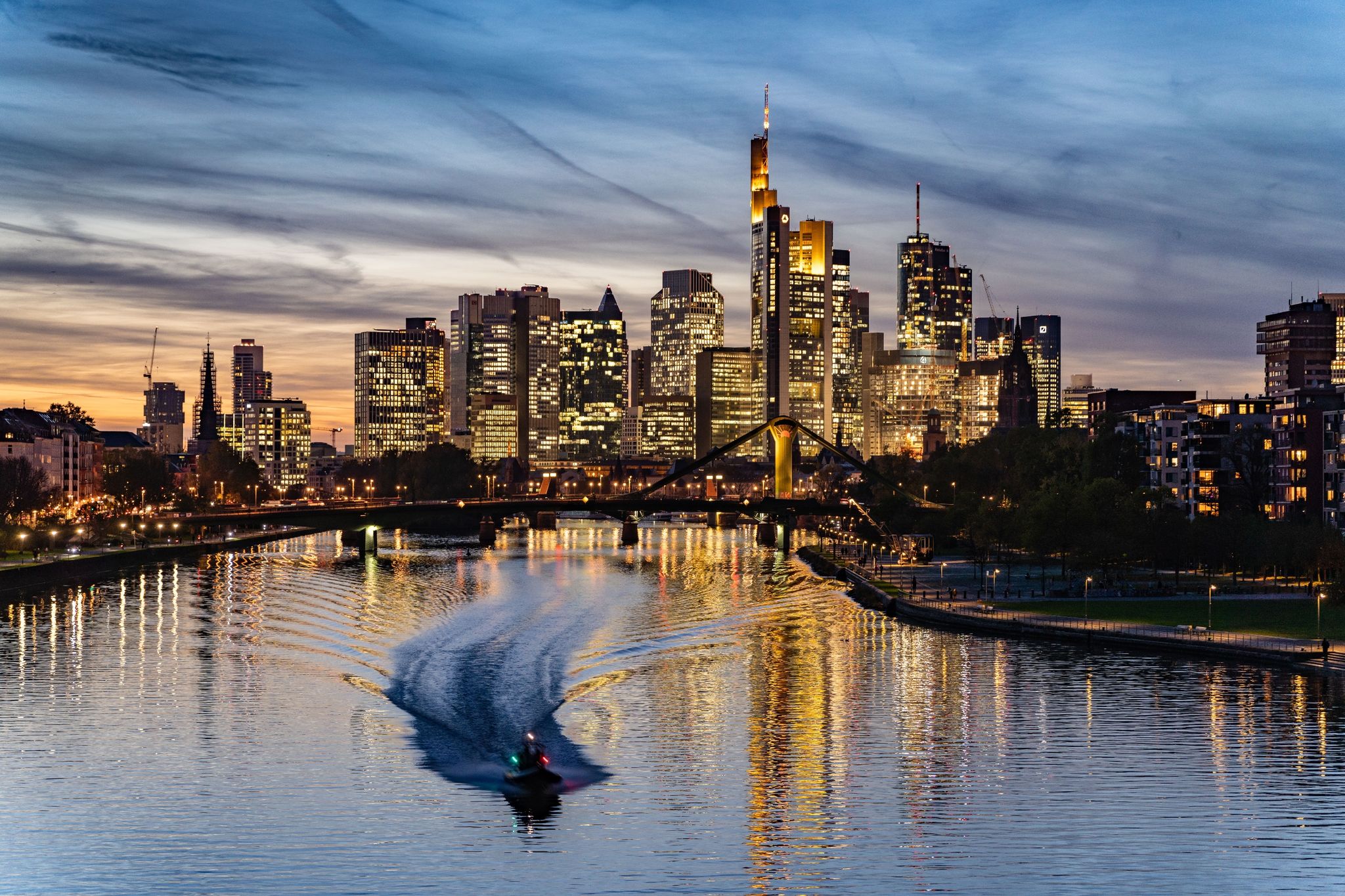 Frankfurt hat Deutschlands bekannteste Skyline mit ikonischen Bauten wie dem Commerzbank-Tower.