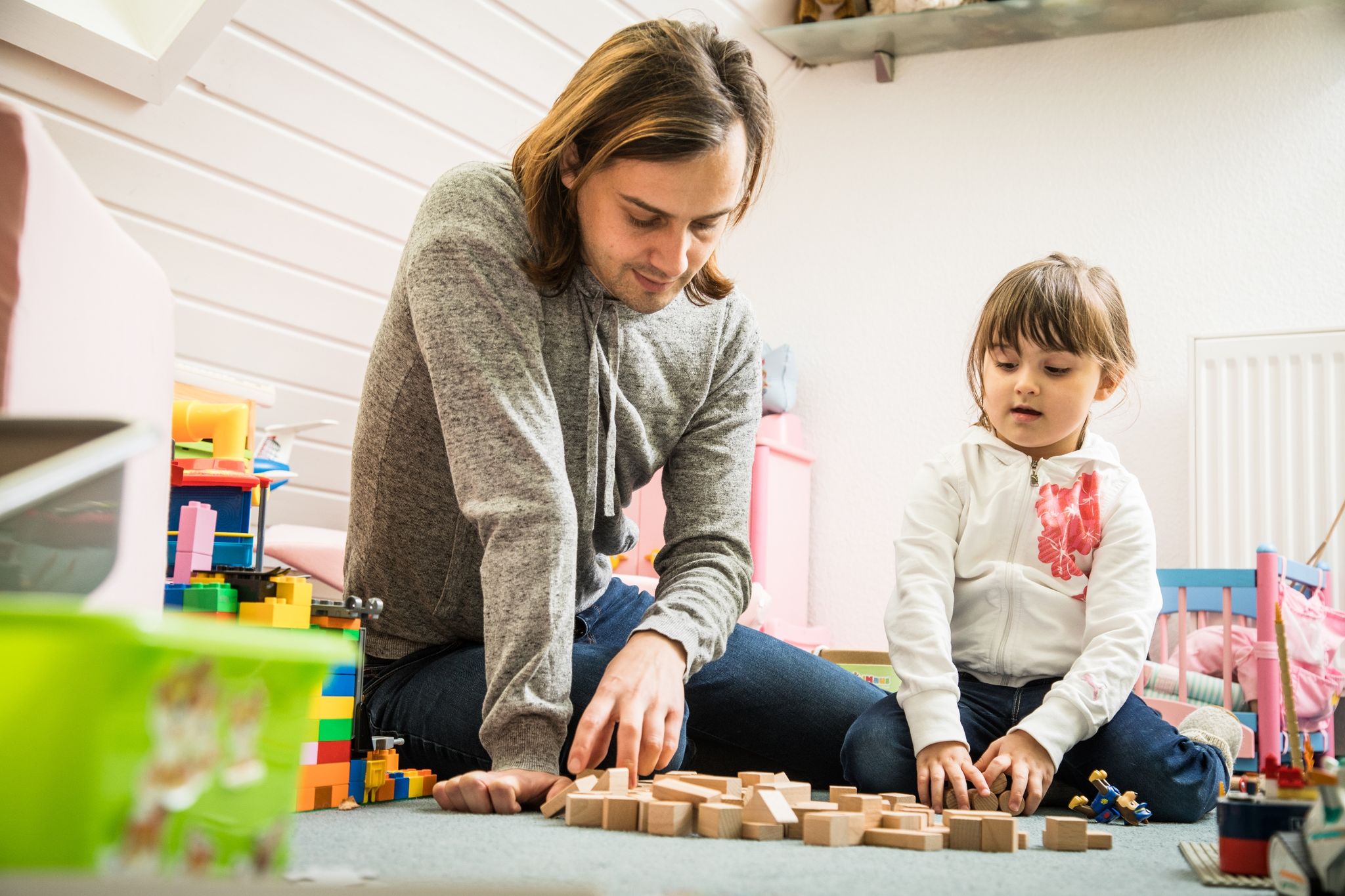 Auch wenn viele Arbeitgeber Flexibilität betonen, hat ein Großteil der Eltern im Job schon negatives Feedback erfahren, wenn sie sich für die Kinderbetreuung freinehmen mussten.