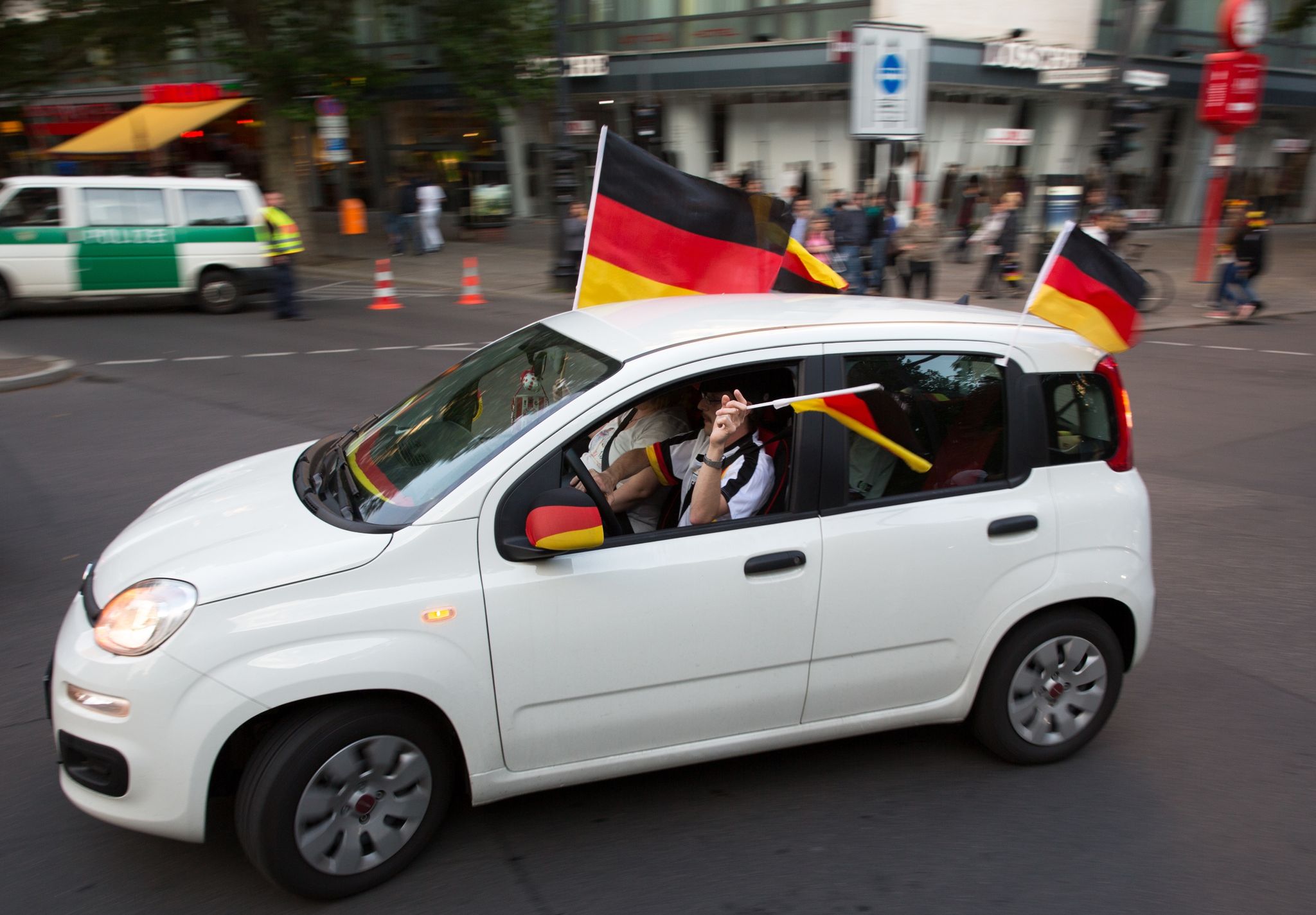 Fußballfans feiern einen Sieg der Deutschen mit einem Autokorso - alles ist dabei aber nicht erlaubt.